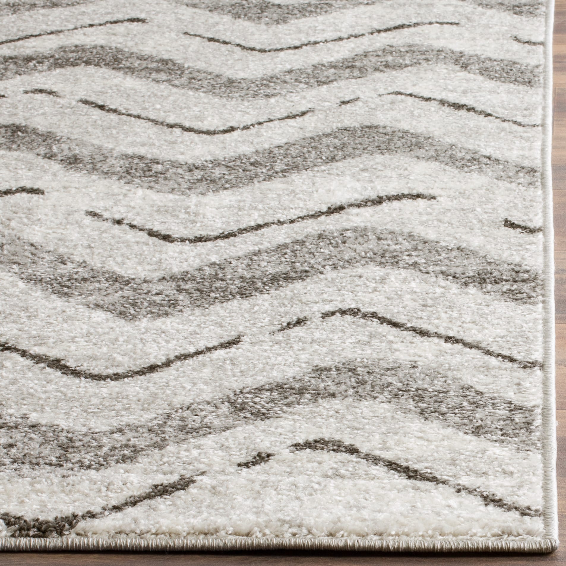 Reversible Hand-Knotted Chic Gray Synthetic Rug 4' x 6'
