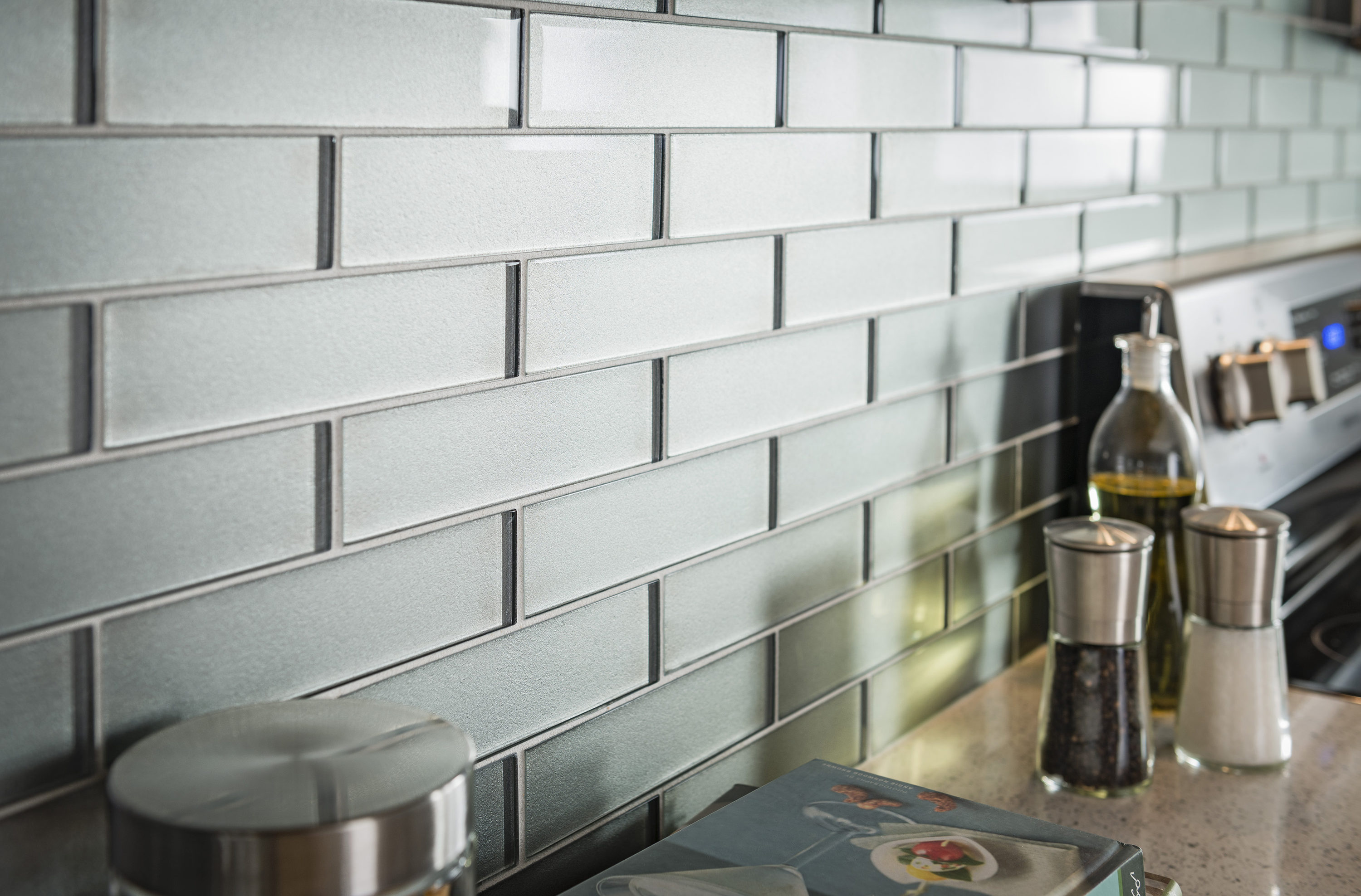 Bedrosians Manhattan Platinum 4-in x 8-in Glass Mosaic Tile Sample