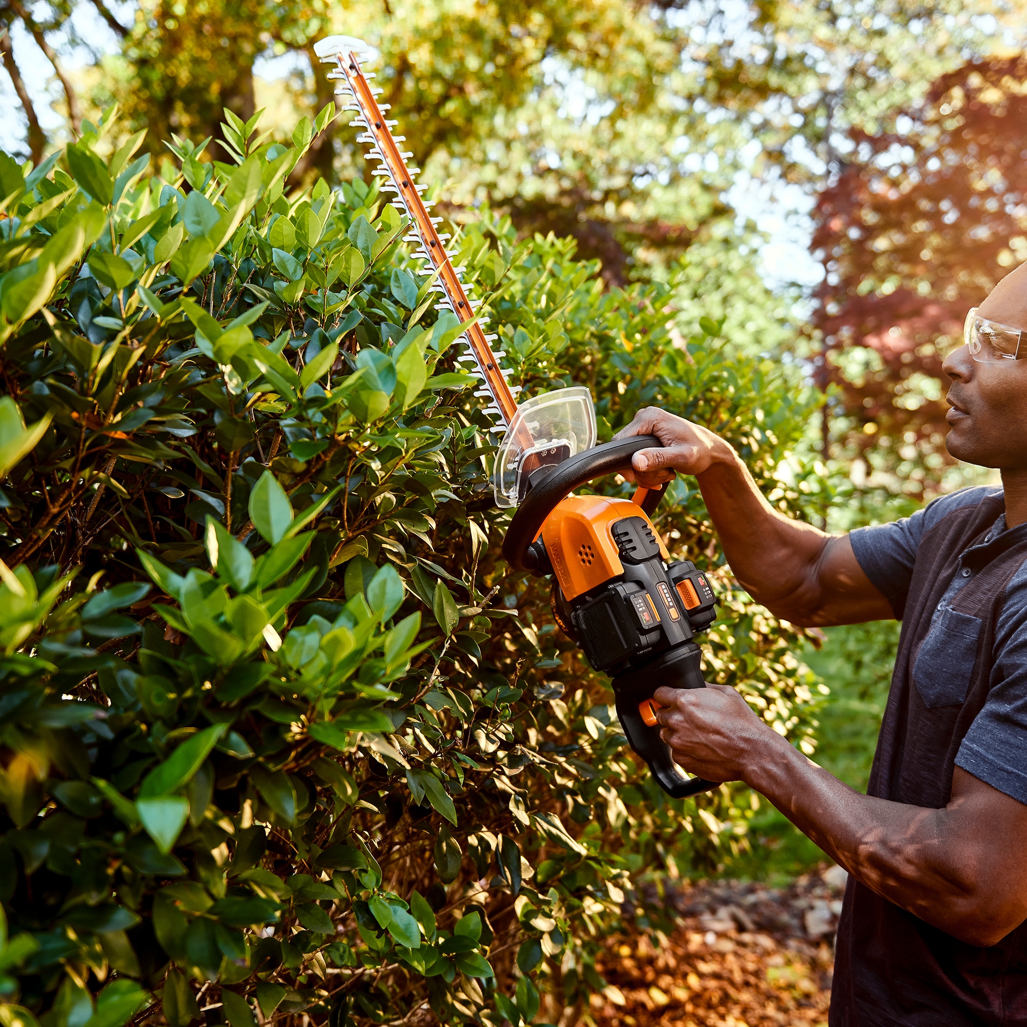 BLACK+DECKER 40-volt Max 22-in Battery Hedge Trimmer 1.5 Ah (Battery and  Charger Included) in the Hedge Trimmers department at