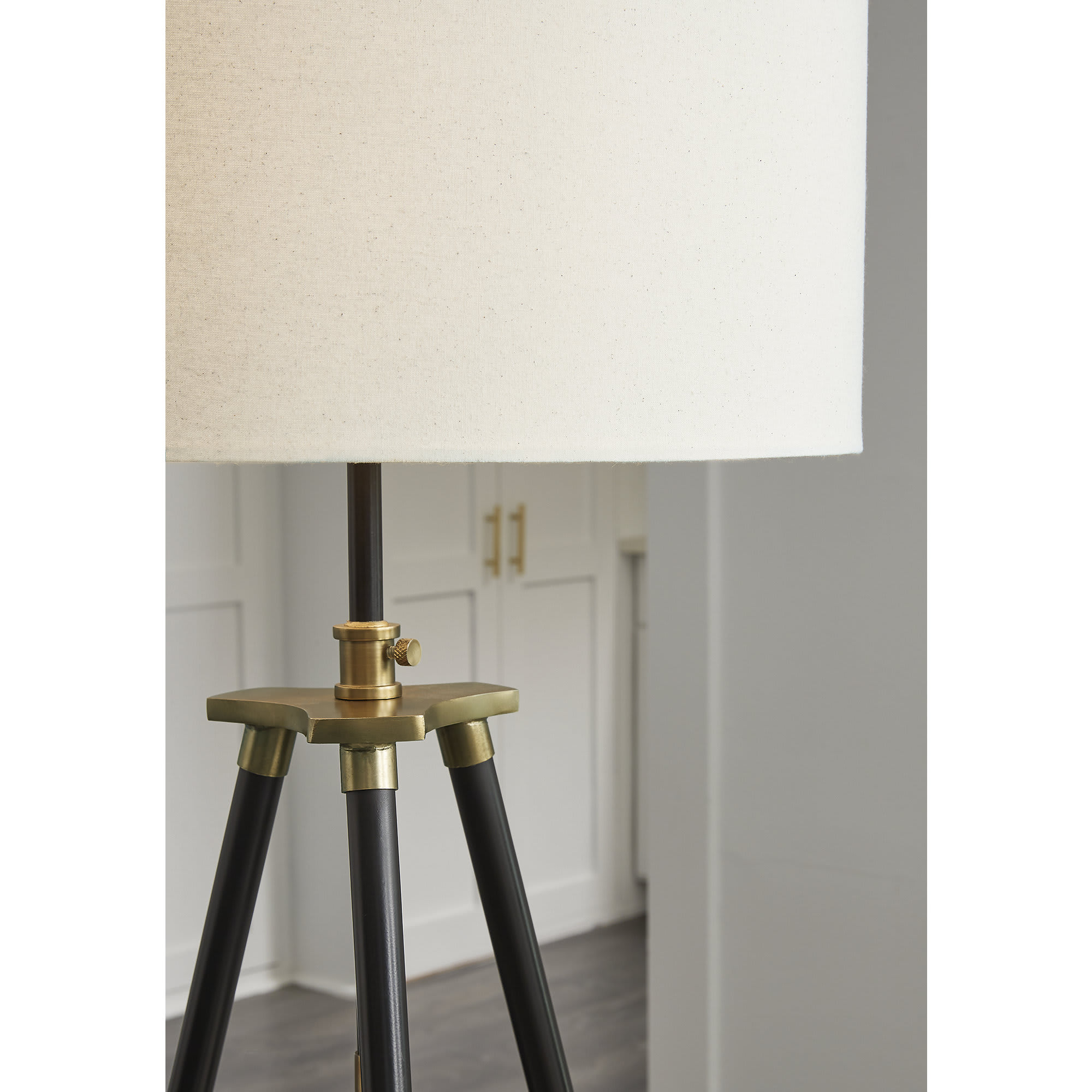 Signature Design by Ashley L206101 floorlamps - View #3