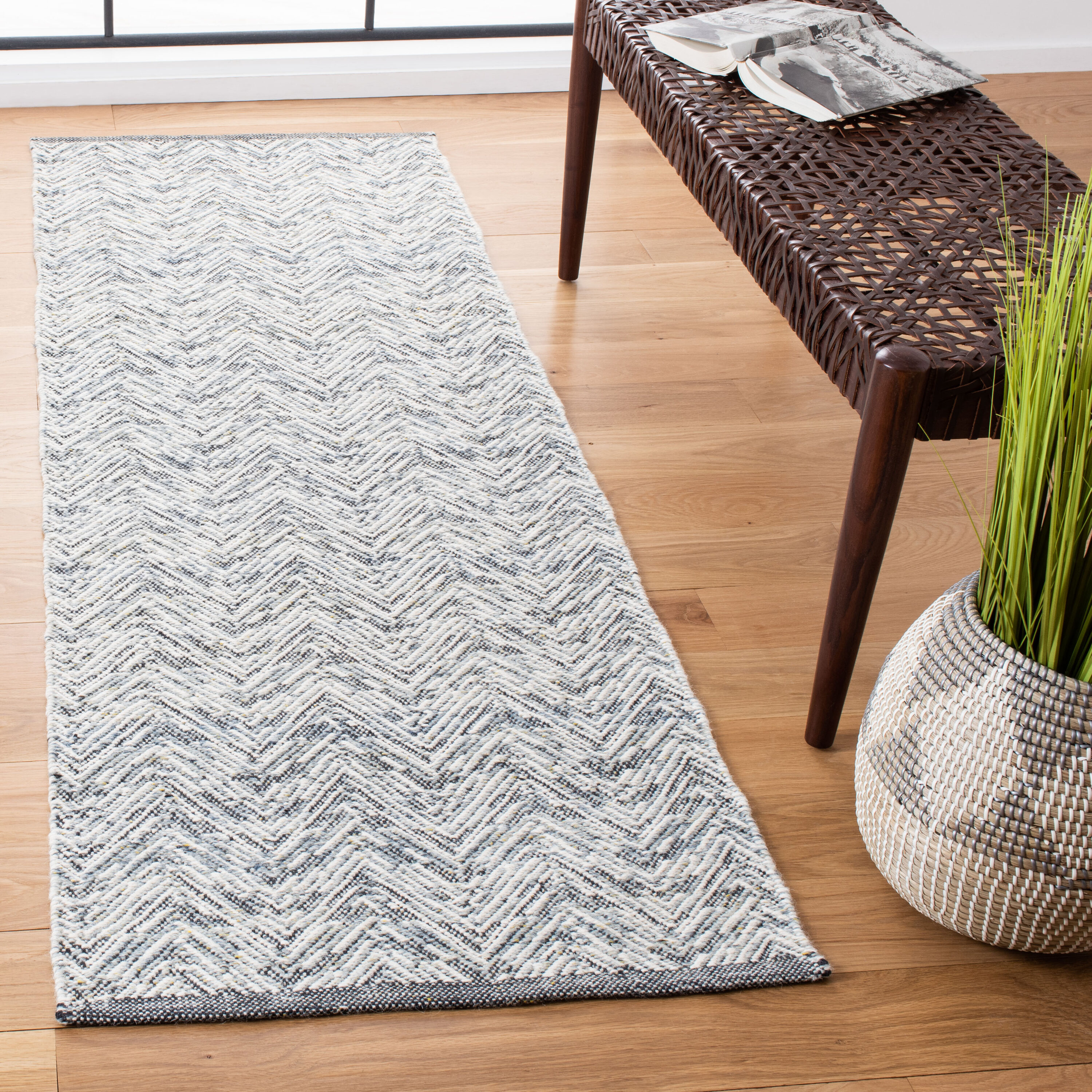 Safavieh KLM401F-27 Kilim Hana 2 x 7 (ft) Wool Gray Rectangular Indoor Abstract Bohemian/Eclectic Runner rug