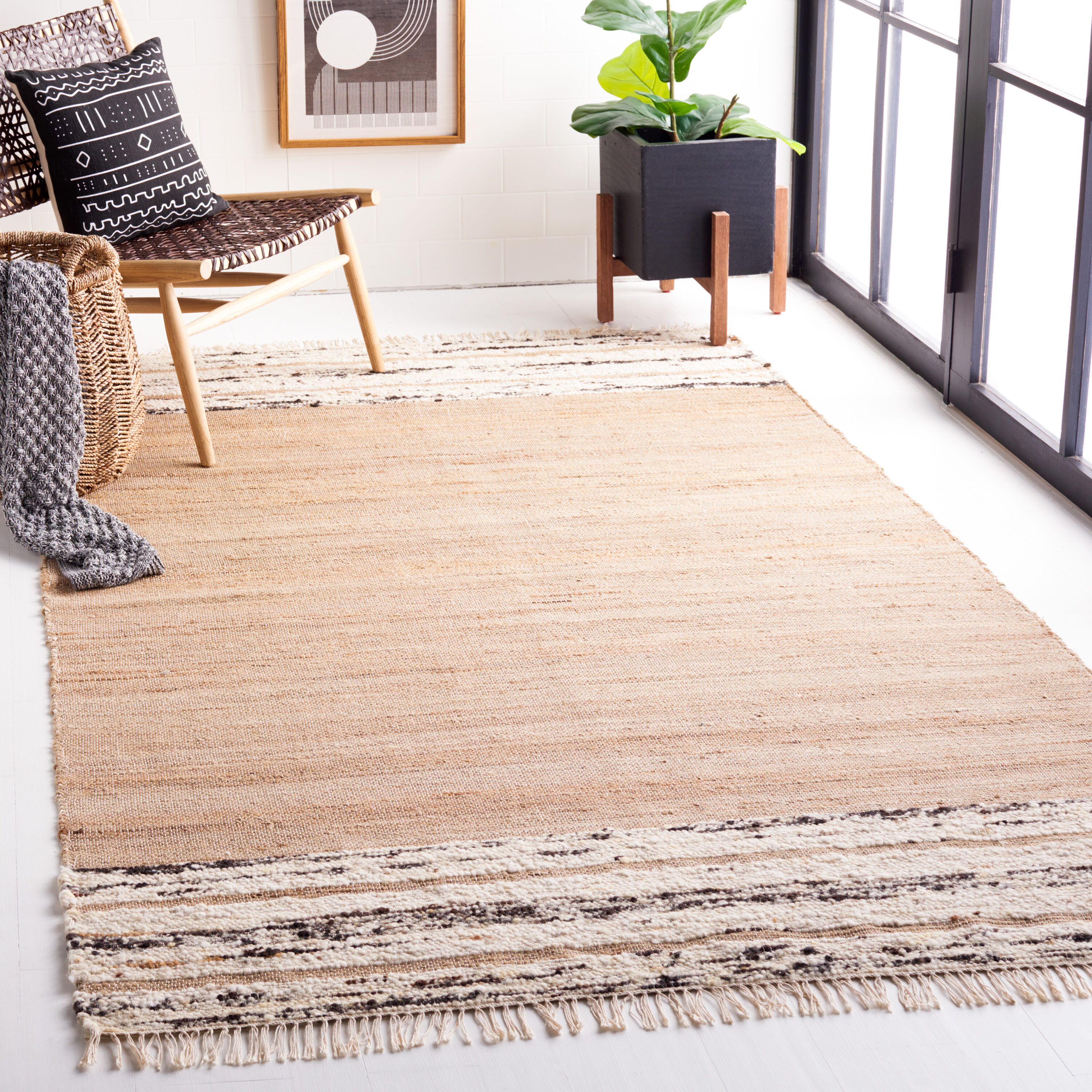  Natura 871 Natural/Black Transitional 4ft x 6ft Small Rectangle Rug