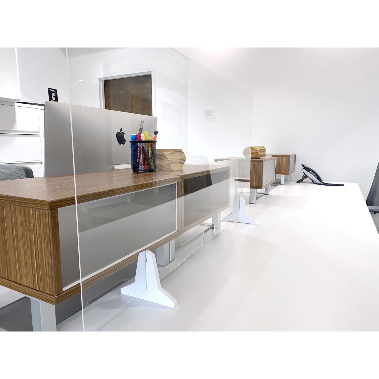 Global Industrial 695775 Desktop Acrylic Freestanding Partitions 32-inW x 23-34-inH 4Pack