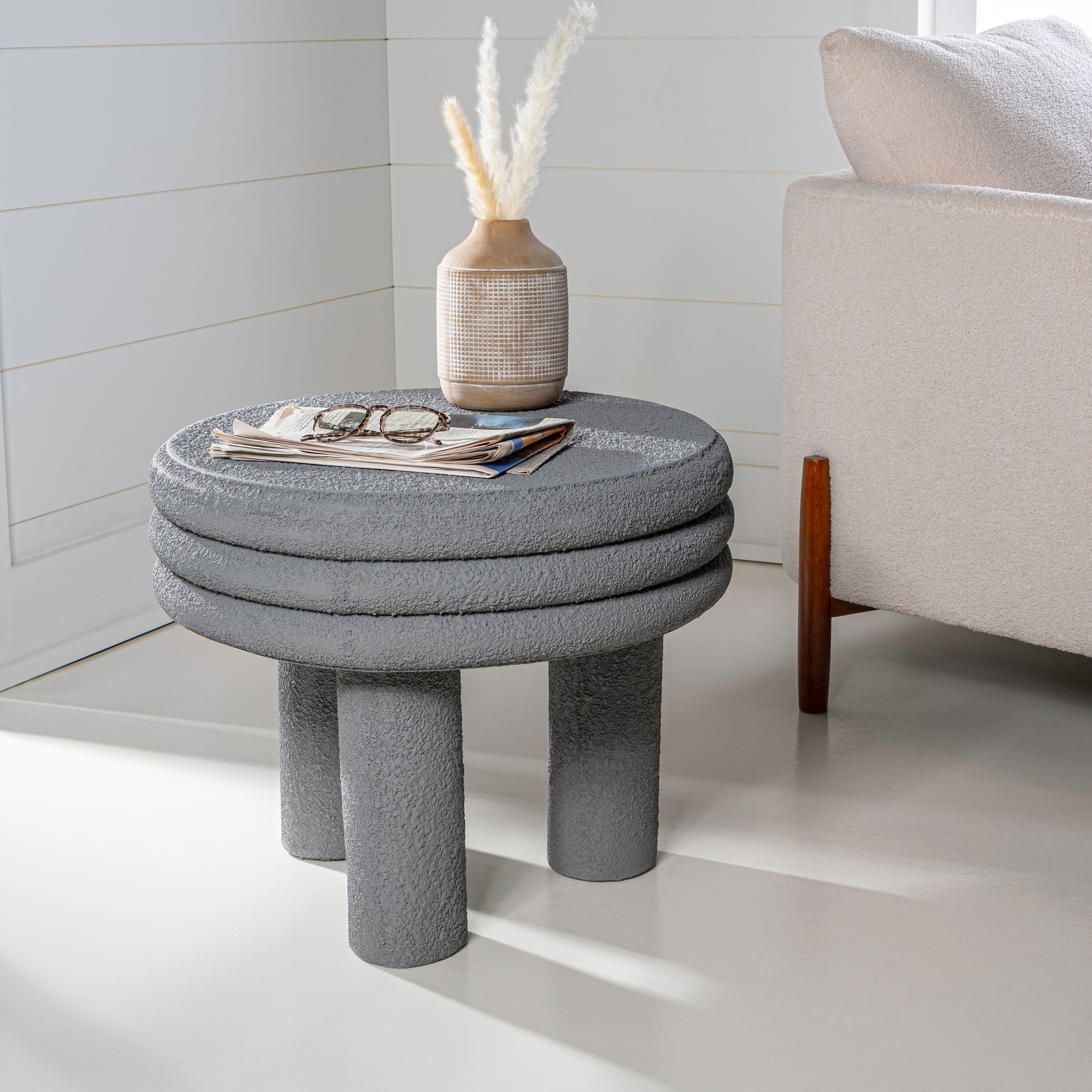 JONATHAN  Y TBL1106A Rashida Contemporary Minimalist Curvy Round Outdoor End Table 21.75-in W x 21.75-in L
