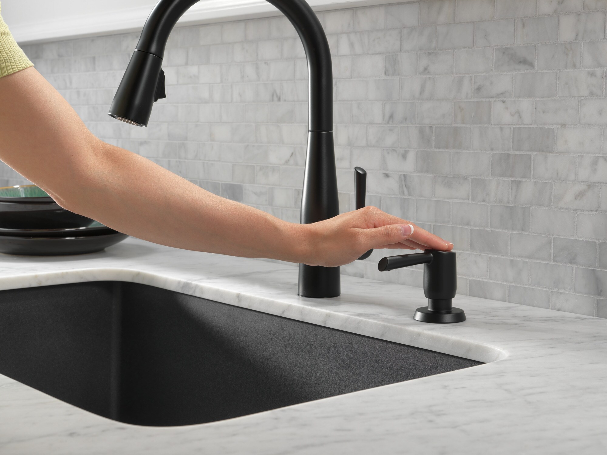 Matte Black Pull-Down Single Handle Kitchen Faucet