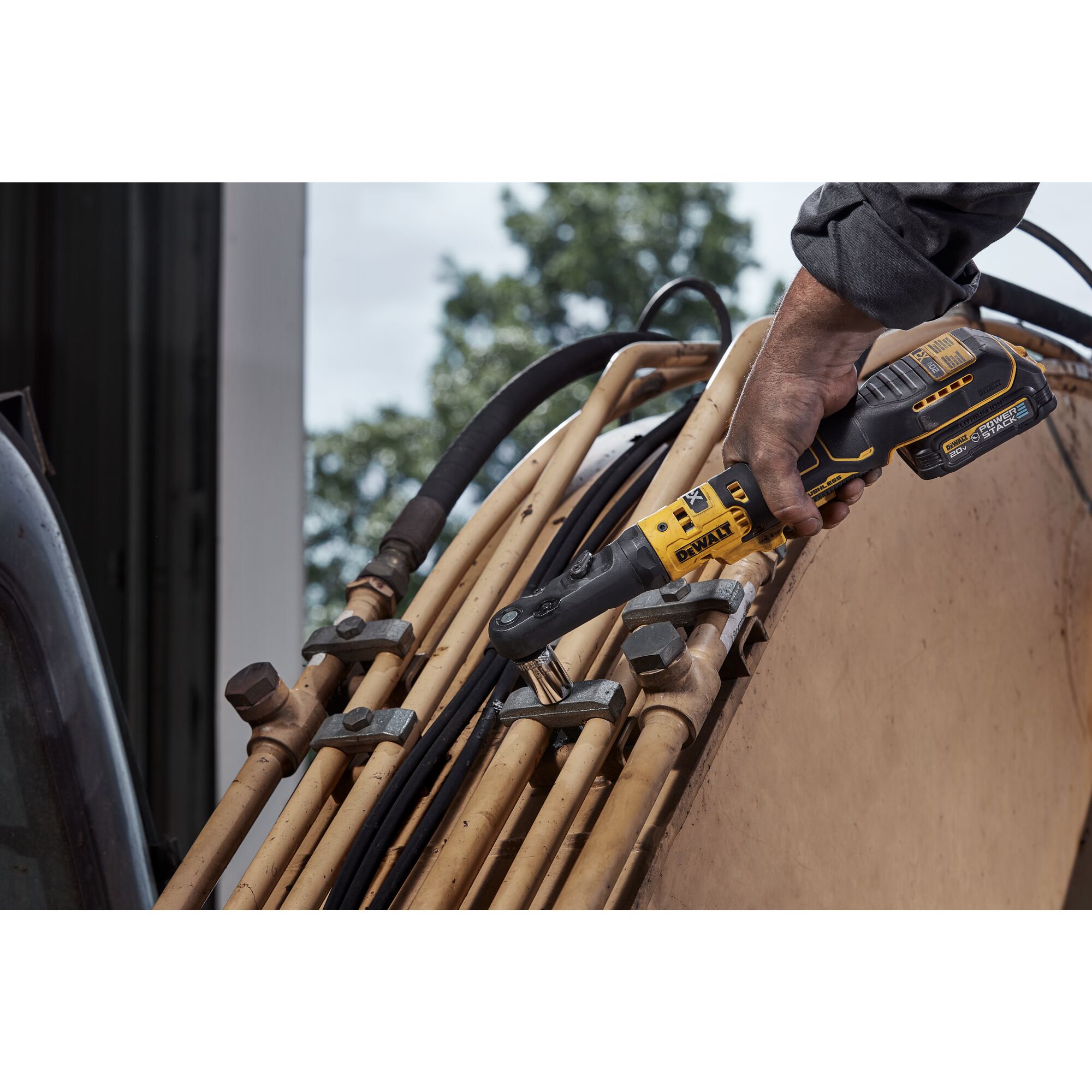  DEWALT 20V MAX Ratchet Set, 3/8 inch, 70 lbs of Torque, Battery  and Storage Bag Included (DCF513D1) : Tools & Home Improvement