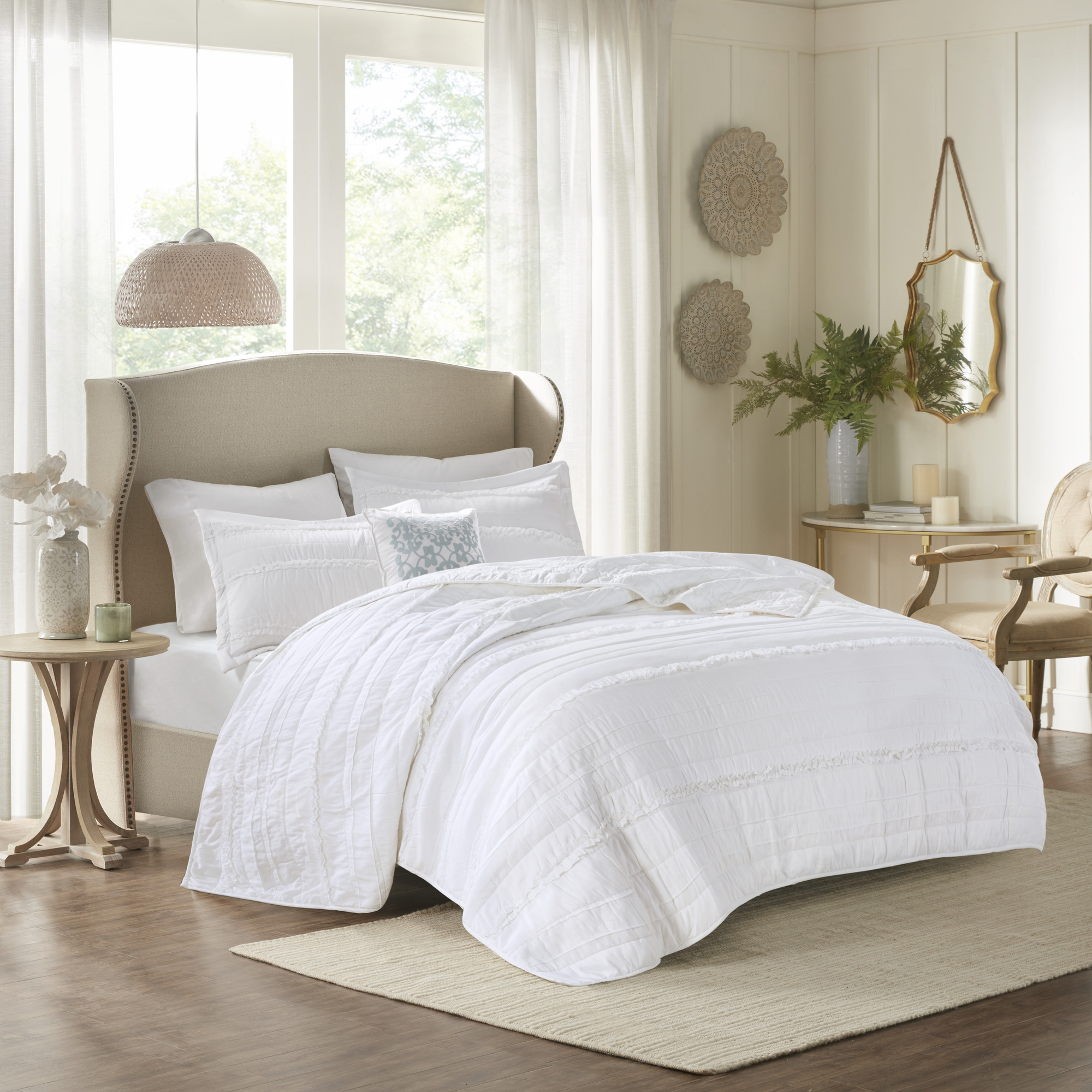 HyperDrop Cart King/Cal King White Premium 4-Piece Reversible Ruffle Quilt Set with Throw Pillow - Hotel-Grade for Master Bedroom