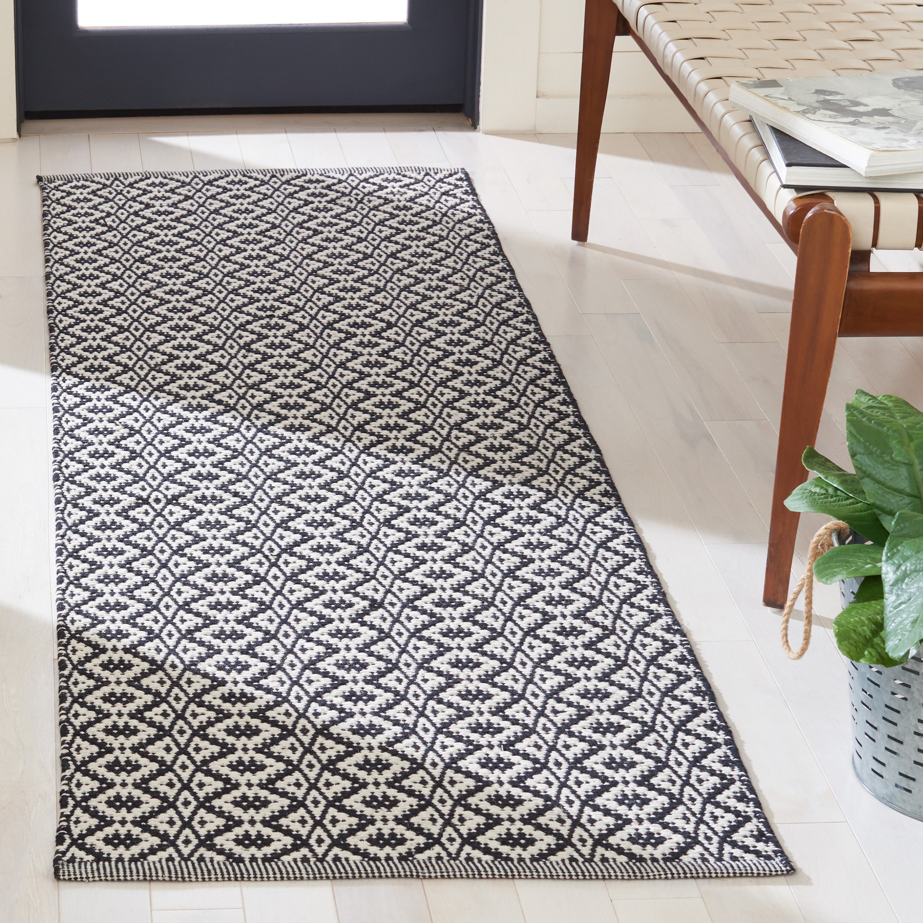 Safavieh MTK716D-27 Montauk Padre 2 x 7 (ft) Cotton Ivory/Black Rectangular Indoor Coastal Runner rug