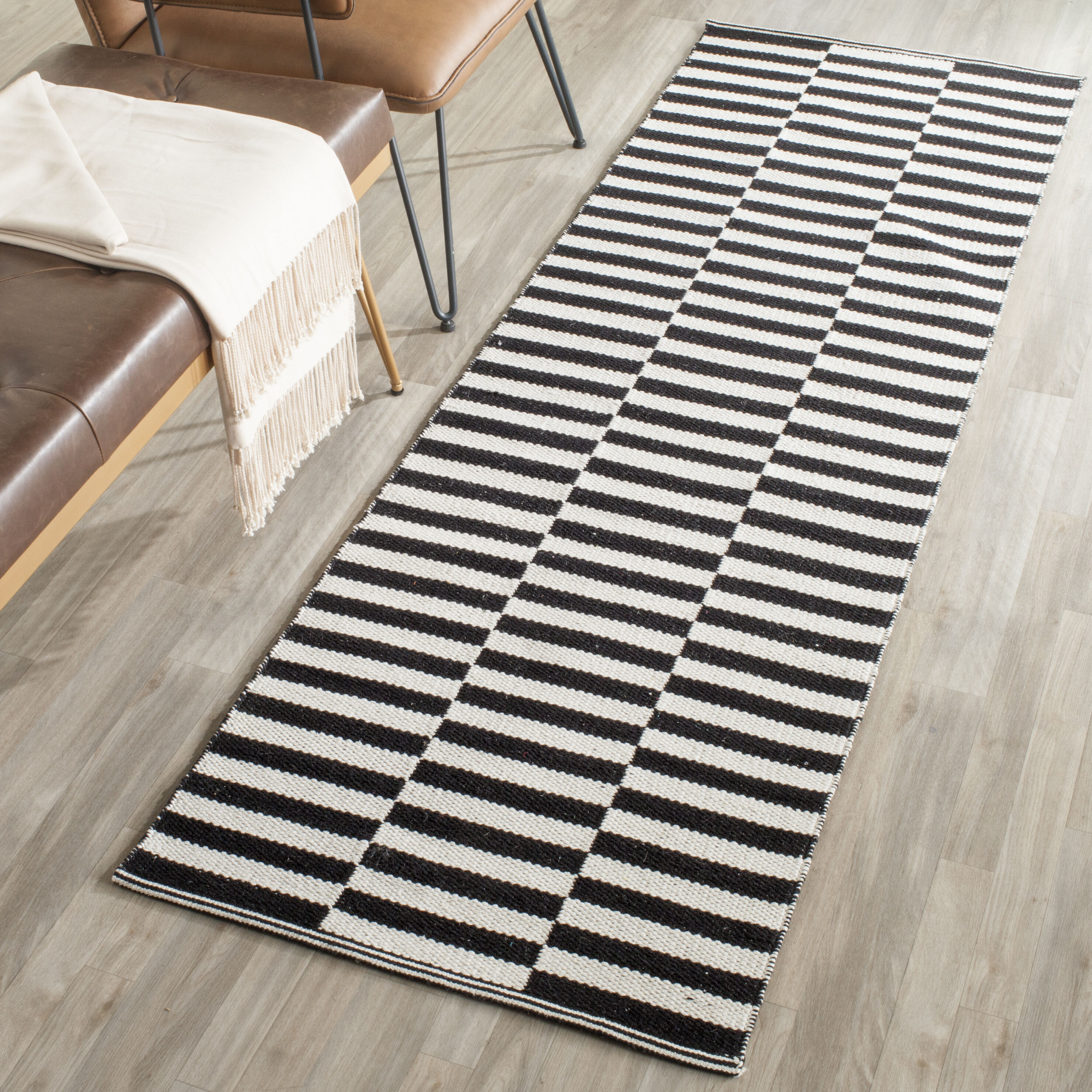 Safavieh MTK715D-27 Montauk Fitzroy 2 x 7 (ft) Cotton Ivory/Black Rectangular Indoor Stripe Coastal Runner rug