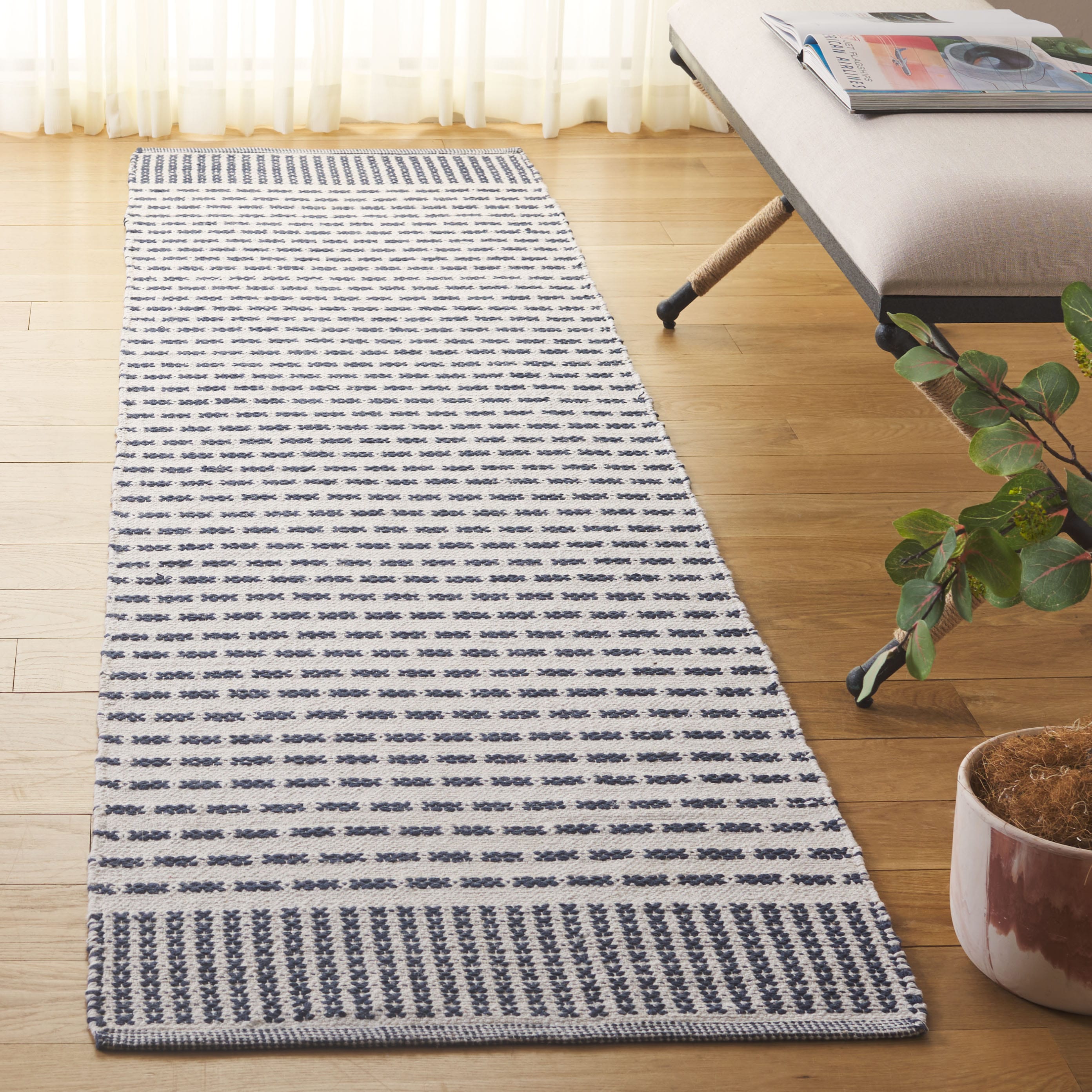  Montauk 714 Navy/Ivory Contemporary 2ft-3in x 9ft Runner Rug