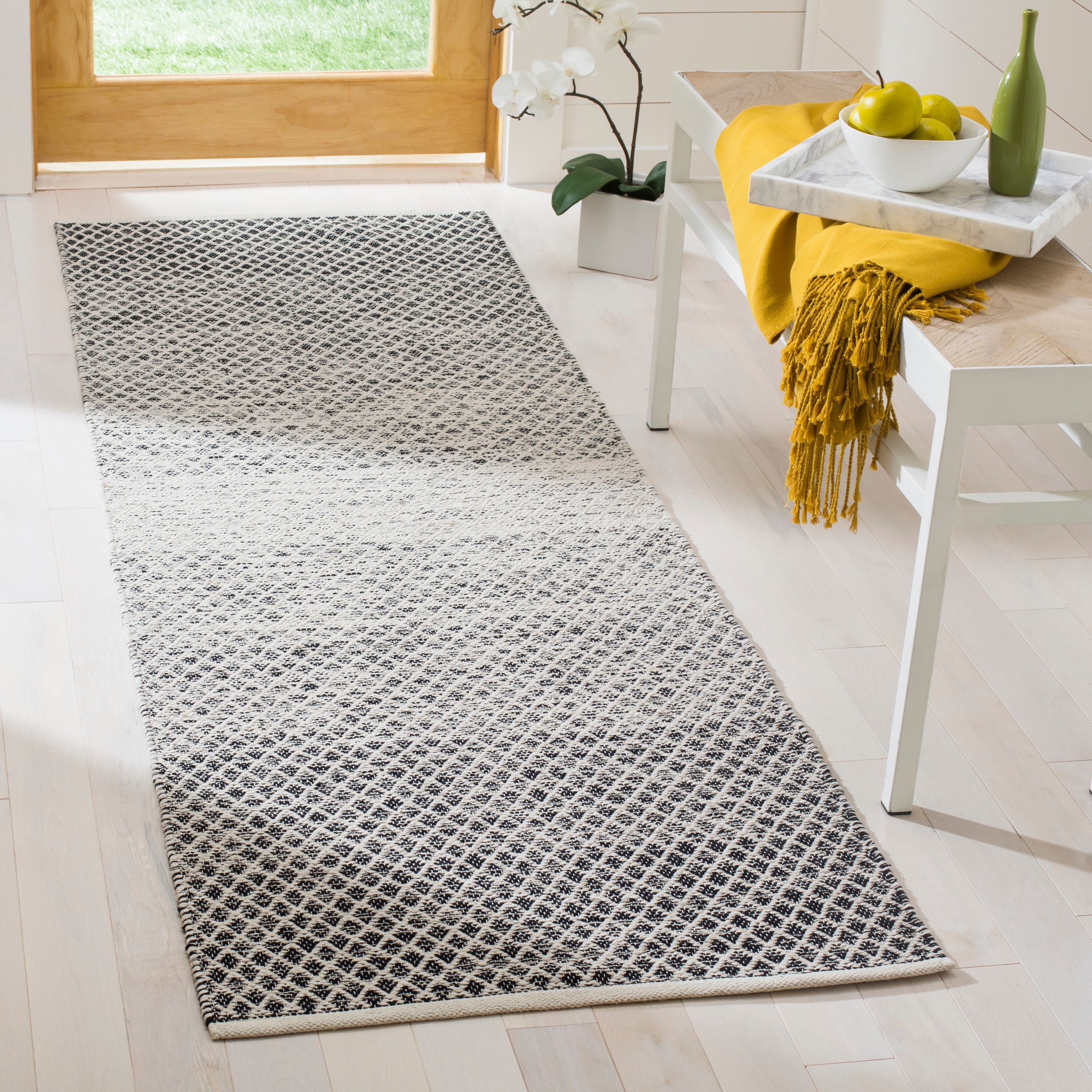 Safavieh MTK601A-27 Montauk Mindil 2 x 7 (ft) Cotton Black/Ivory Rectangular Indoor Ombre Runner rug