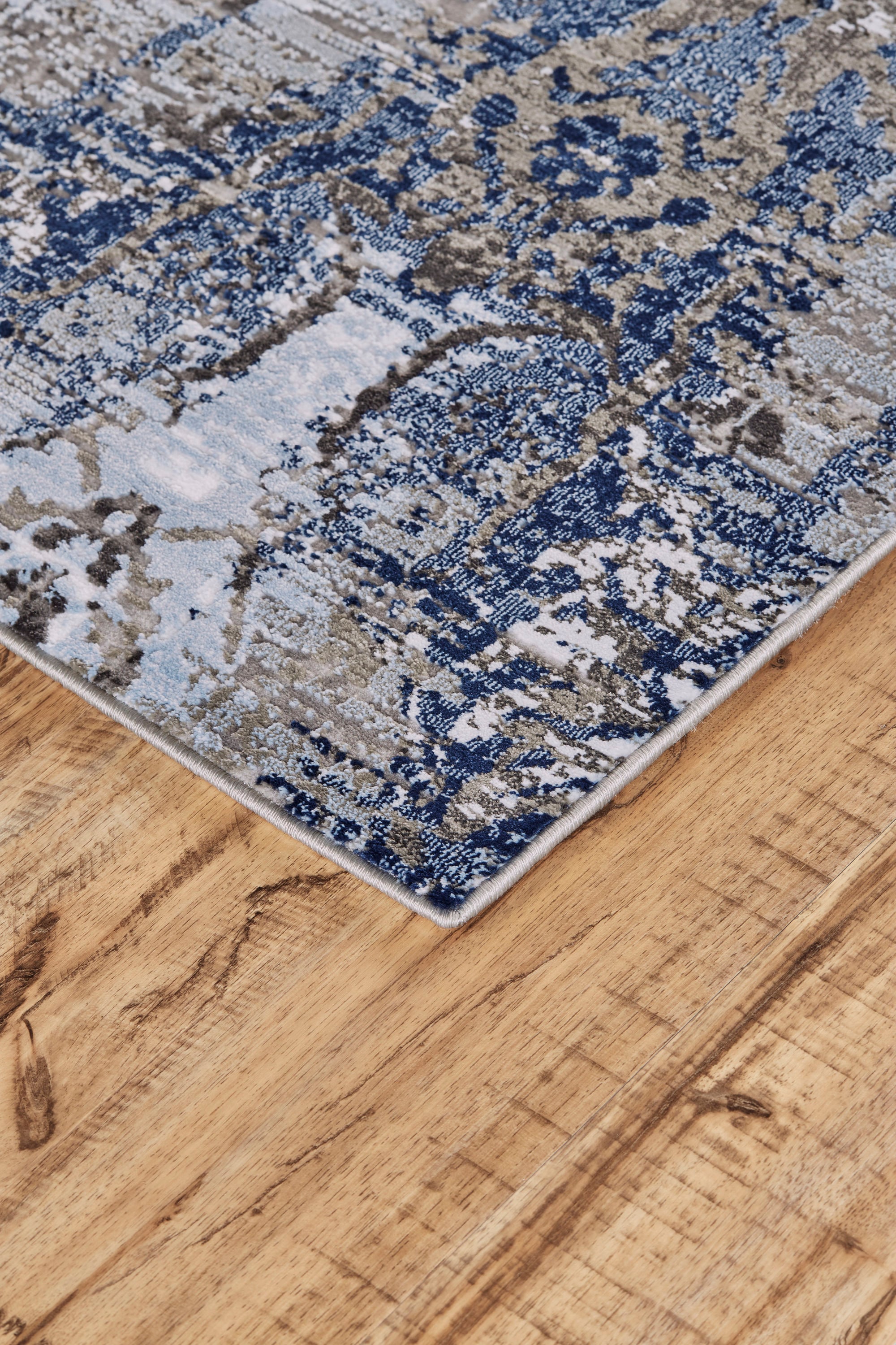 Gaspar Blue and Gray Abstract Synthetic Area Rug 5'2" x 7'2"