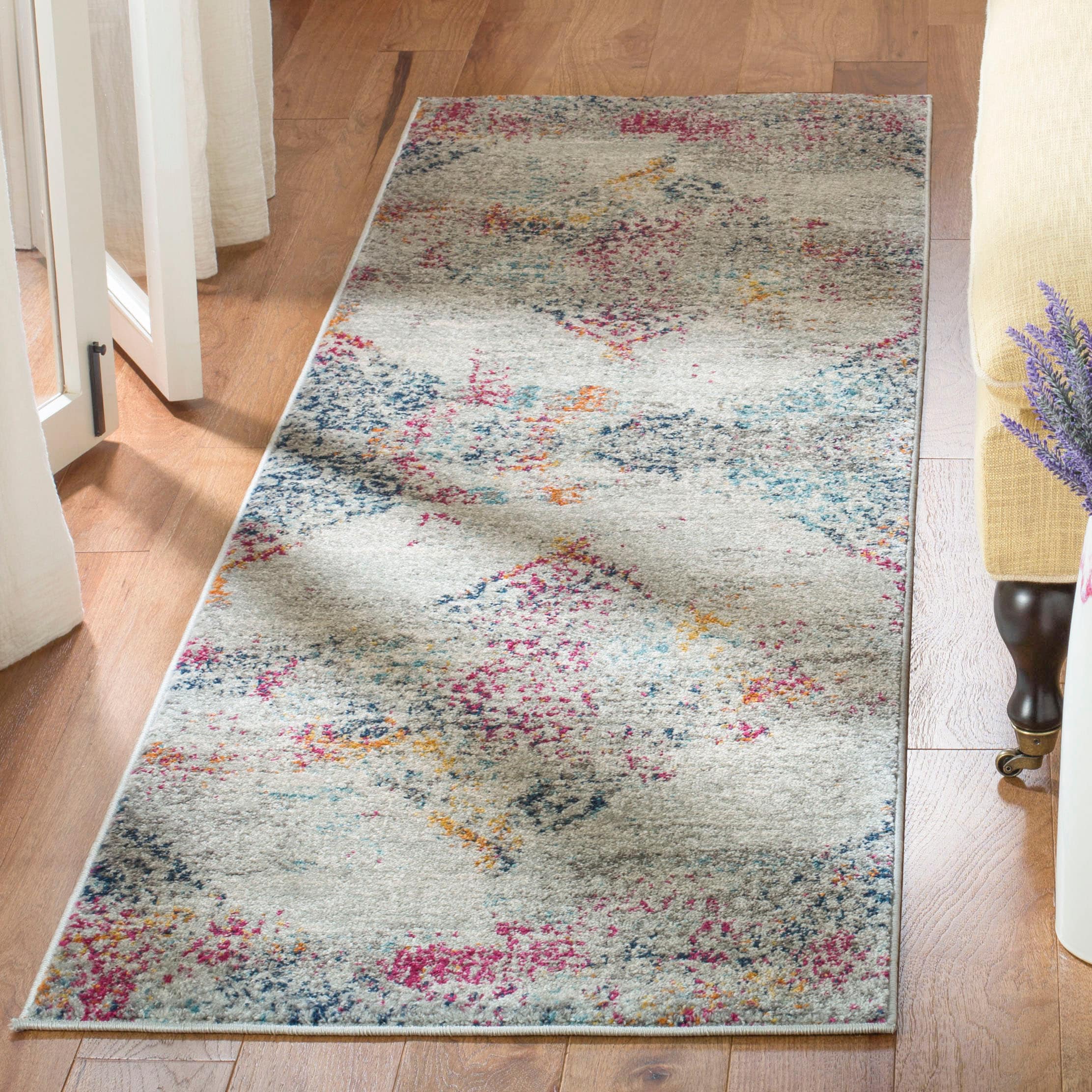 Safavieh MAD157R-28 Madison Sherat 2 x 8 (ft) Loomed Polypropylene Light Gray/Fuchsia Rectangular Indoor Abstract Runner rug