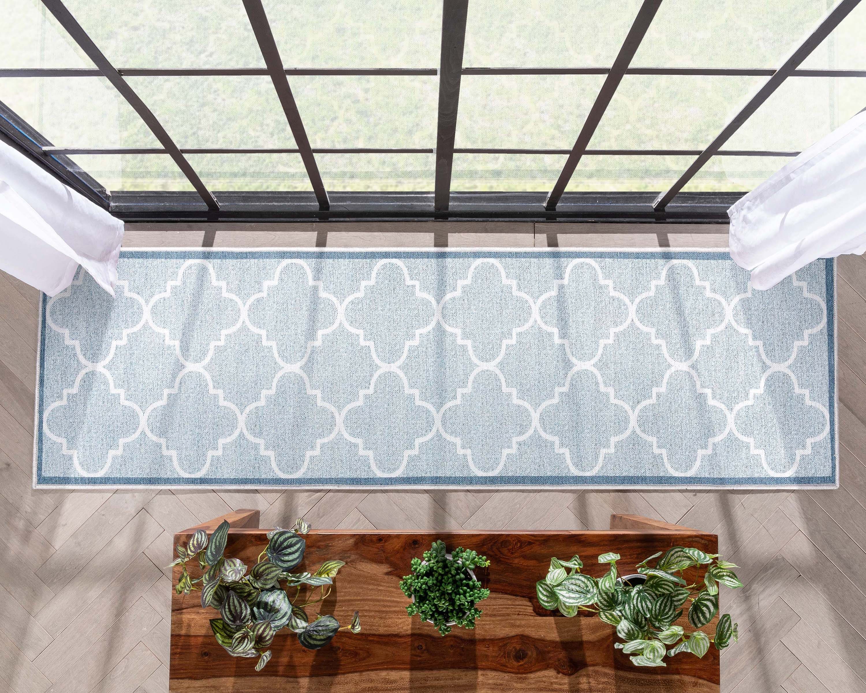 Gray and White Synthetic Trellis 2' x 7' Runner Rug