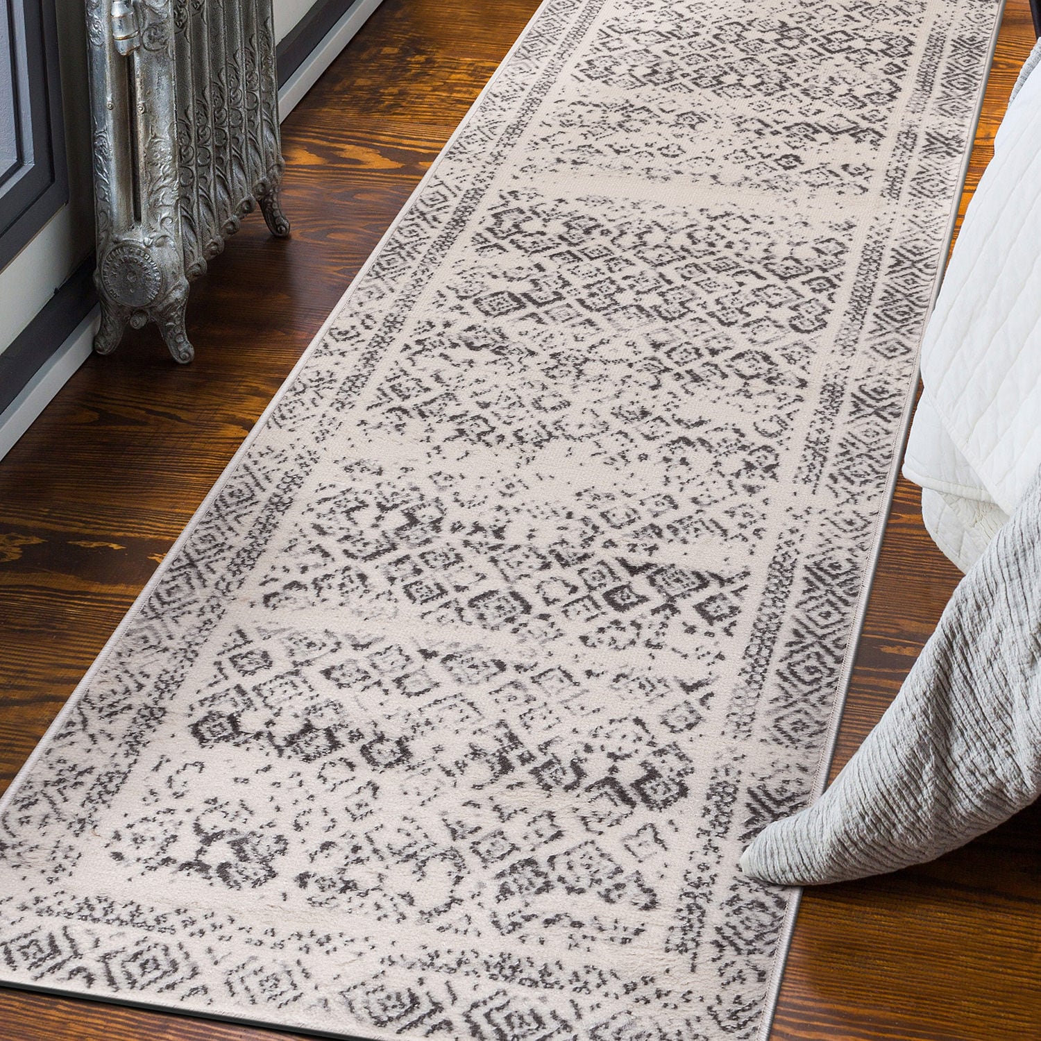 World Rug Gallery 2095GRAY2X7 2 x 7 (ft) Loomed Polypropylene Gray Rectangular Indoor Distressed/Overdyed Runner rug