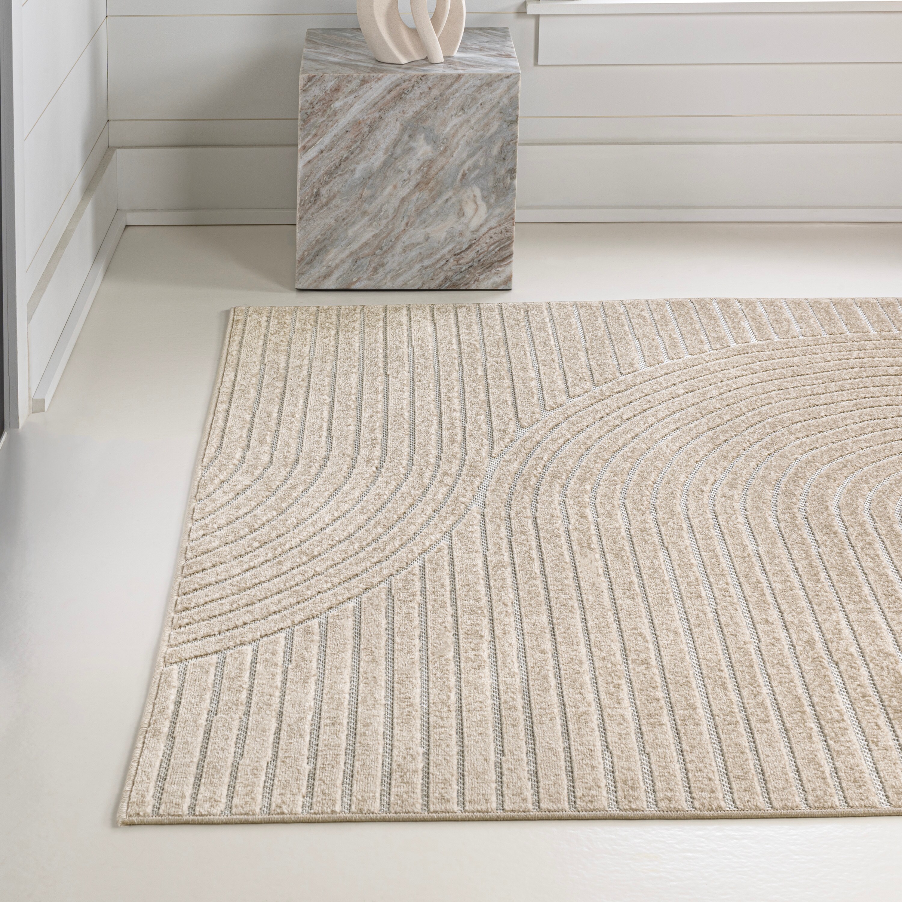 Beige and Cream Geometric High-Low Indoor/Outdoor Area Rug 5 x 8