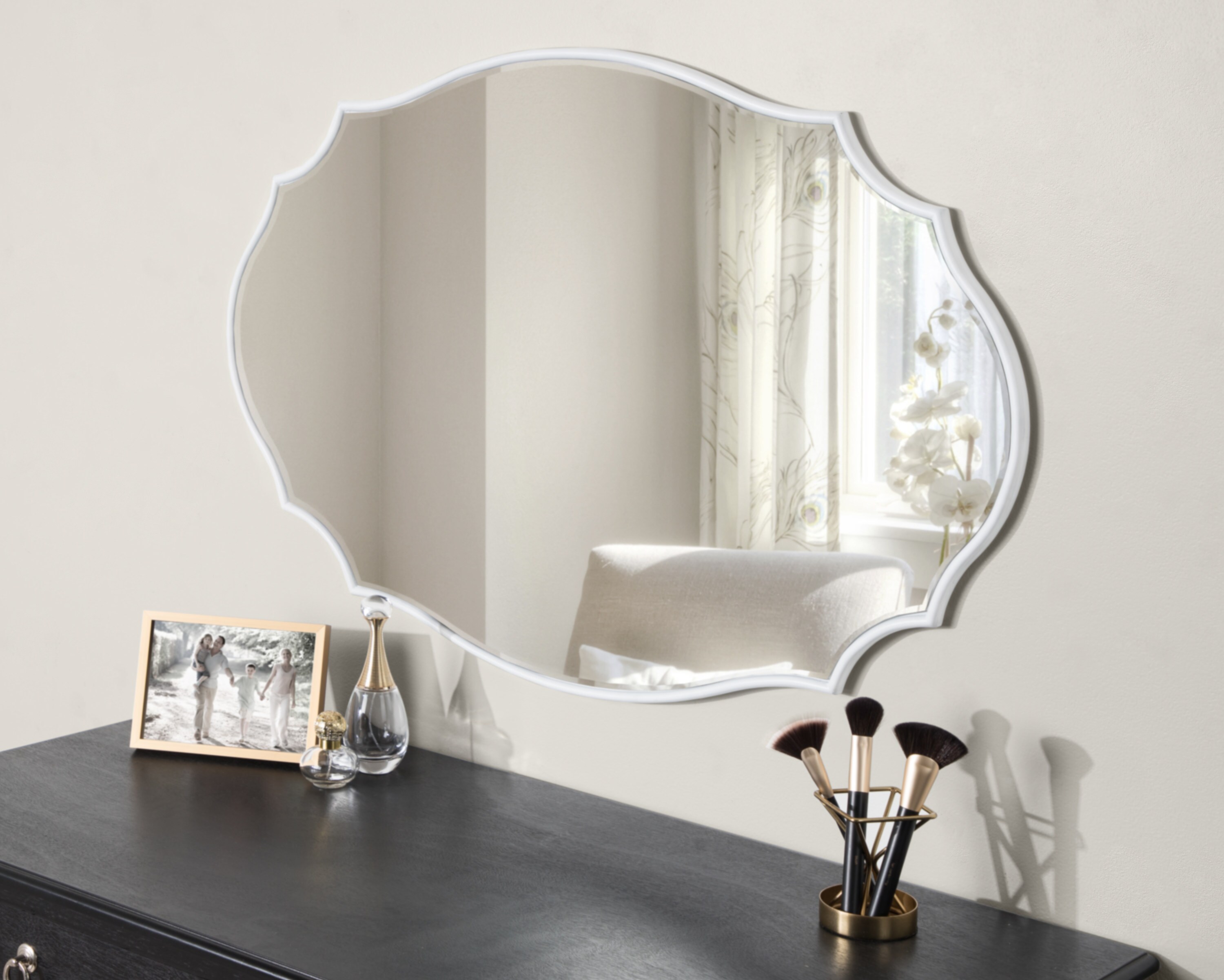 Kate and Laurel Leanna 24-in W x 36-in H Oval White Framed Wall Mirror in  the Mirrors department at