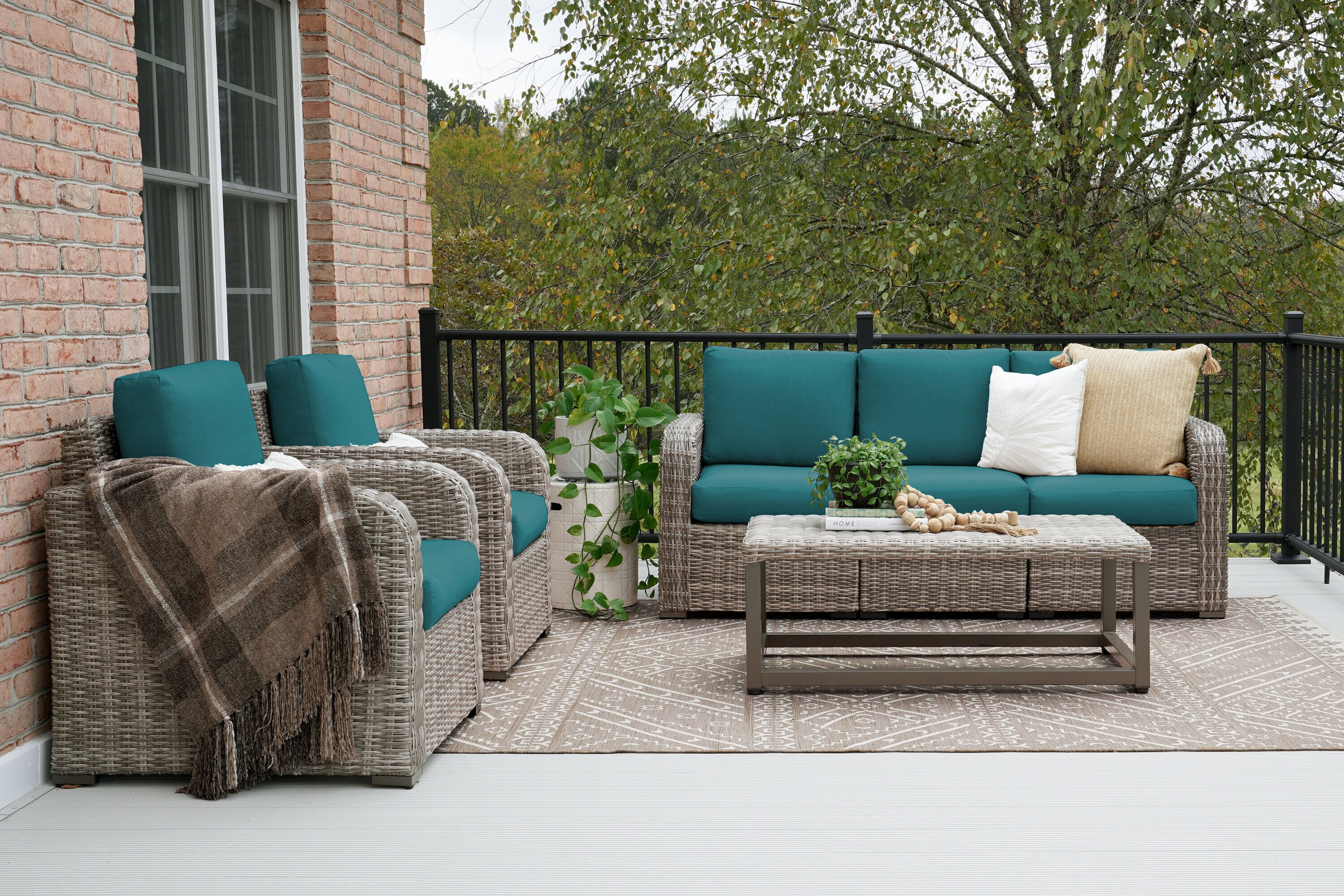 Leisure Made 471082-PEA Forsyth 6-Piece Wicker Patio Conversation Set with Blue Solartex Cushions