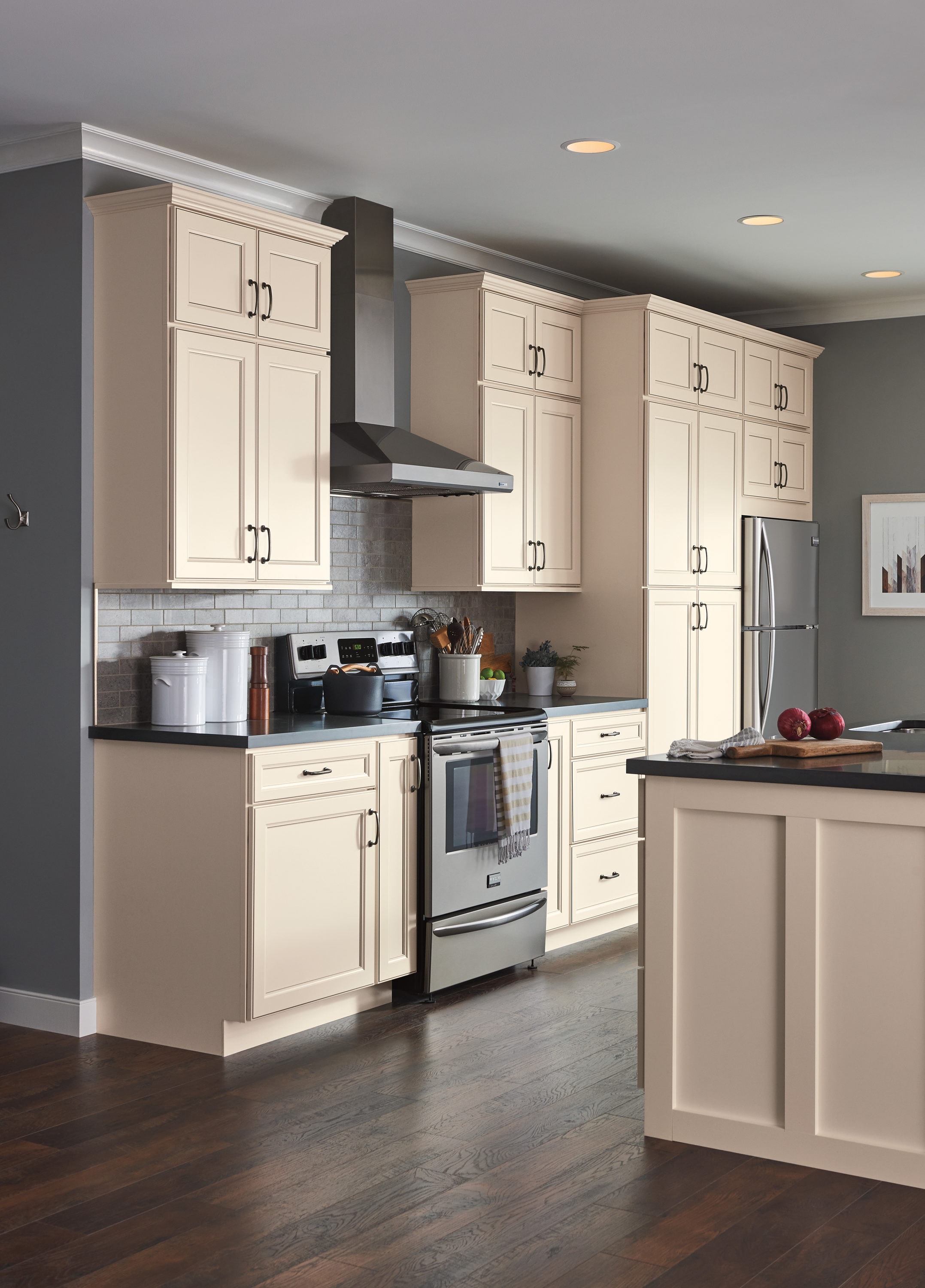 Diamond Now Caspian 15 In W X 35 H 23 75 D Toasted Antique Off White Door And Drawer Base Fully Assembled Cabinet Recessed Panel Square Style At Lowes Com