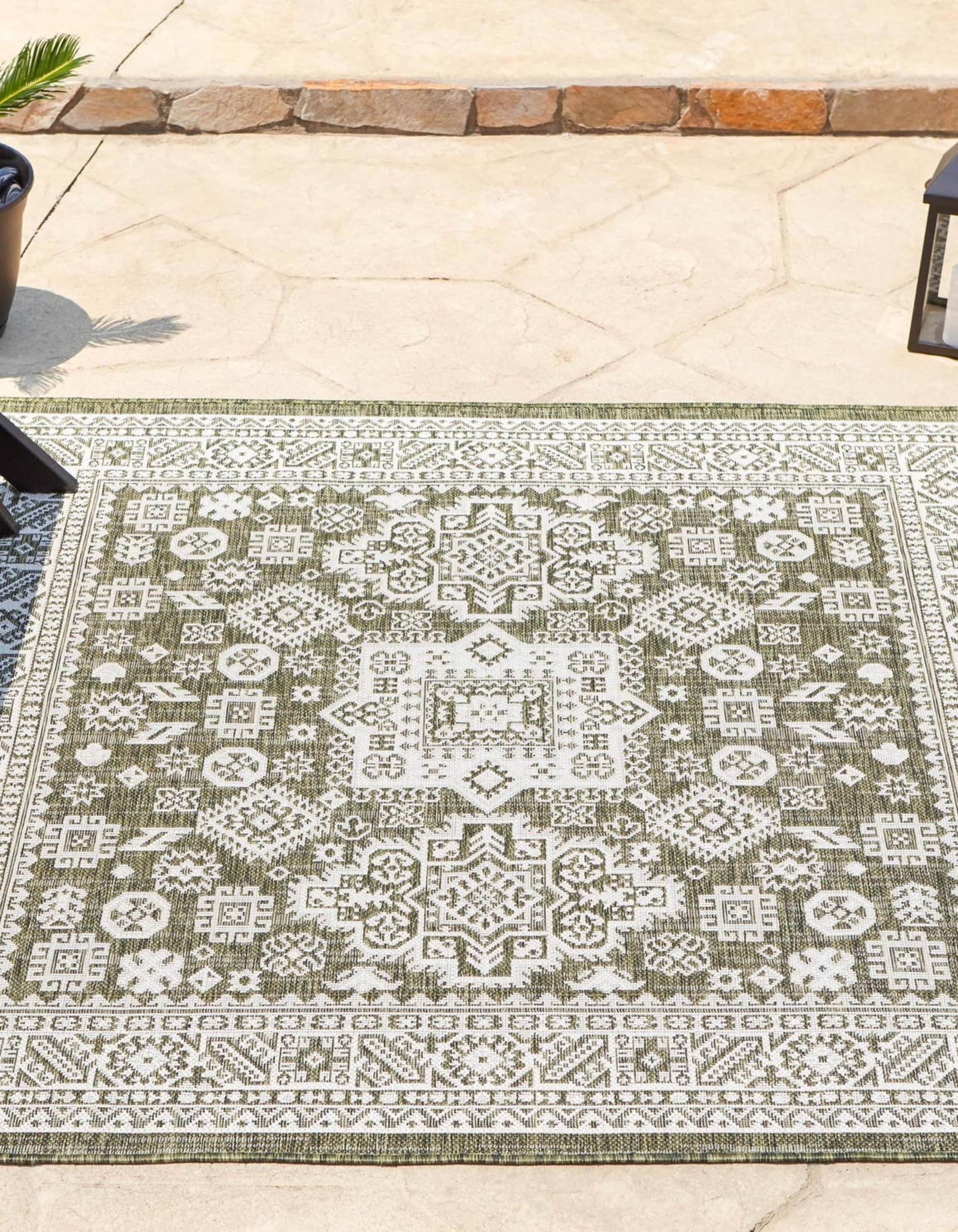 Unique Loom 3162681 Outdoor Aztec 5 x 5 (ft) Loomed Polypropylene Green Square Indoor/Outdoor Border Area rug