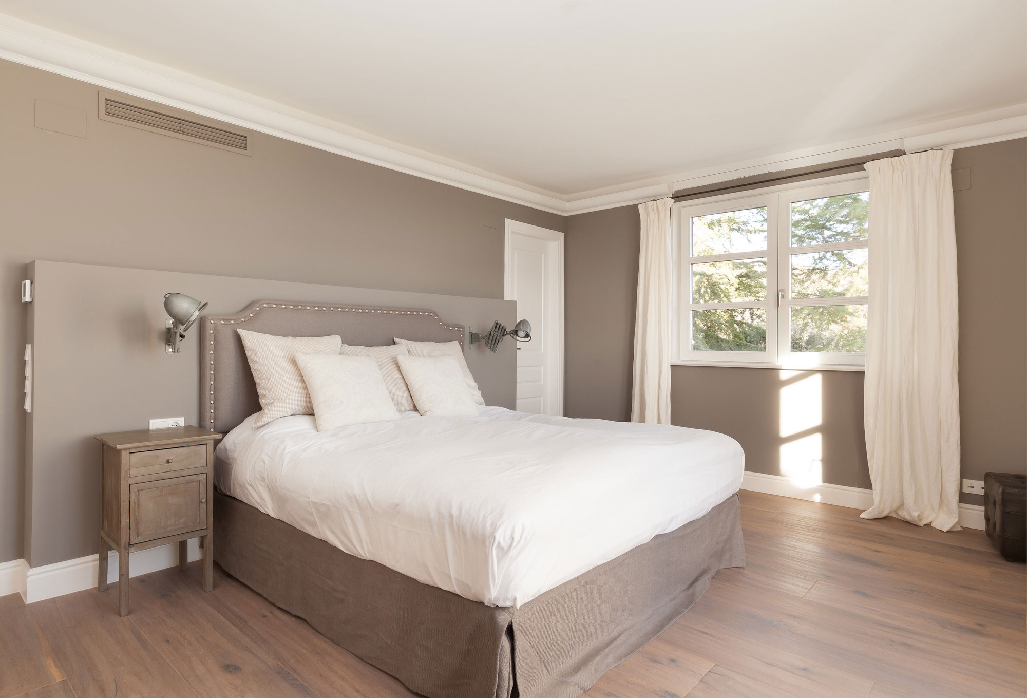 78-Inch Primed White Polyurethane Crown Moulding