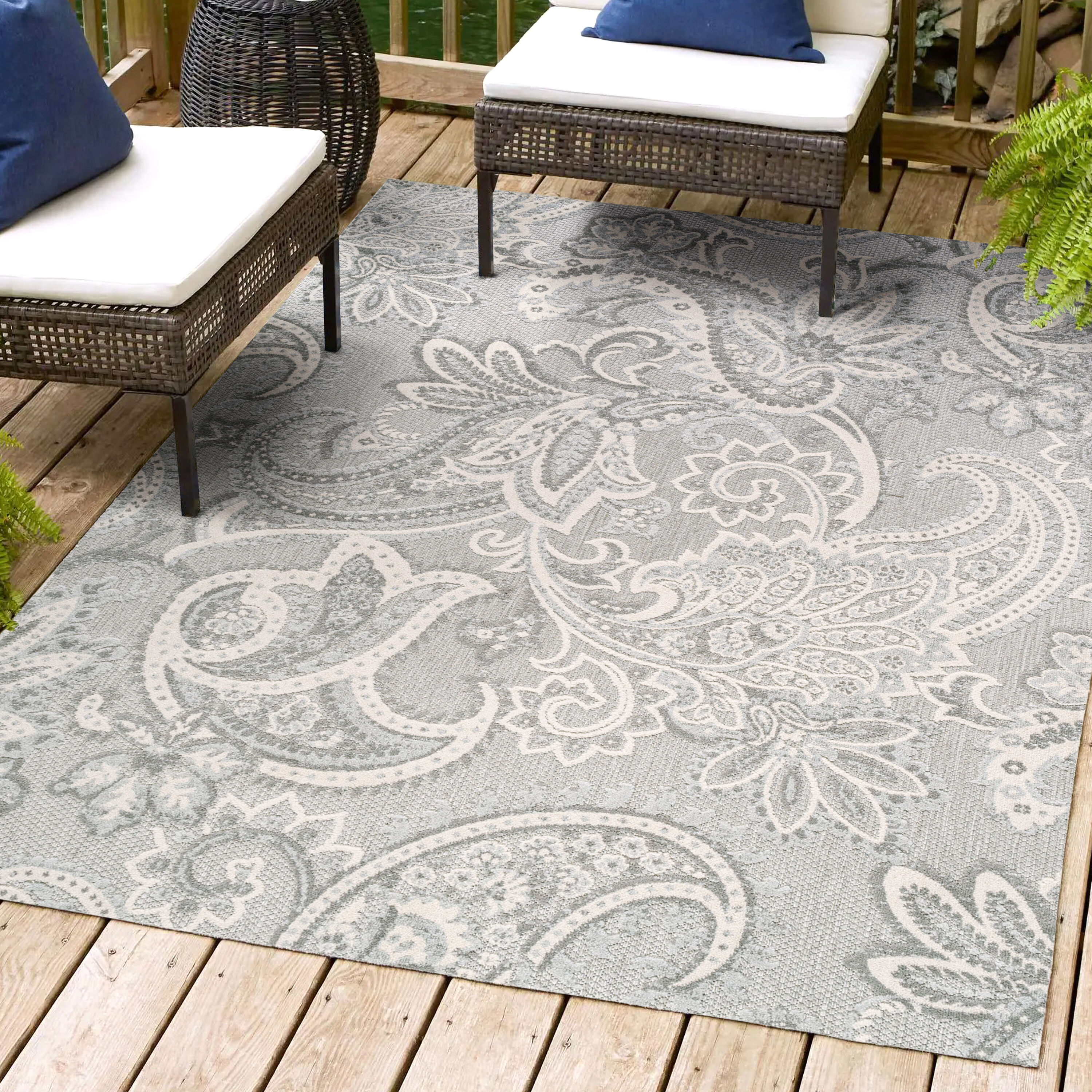 Light Gray and Ivory Paisley High-Low 5' x 8' Indoor/Outdoor Rug