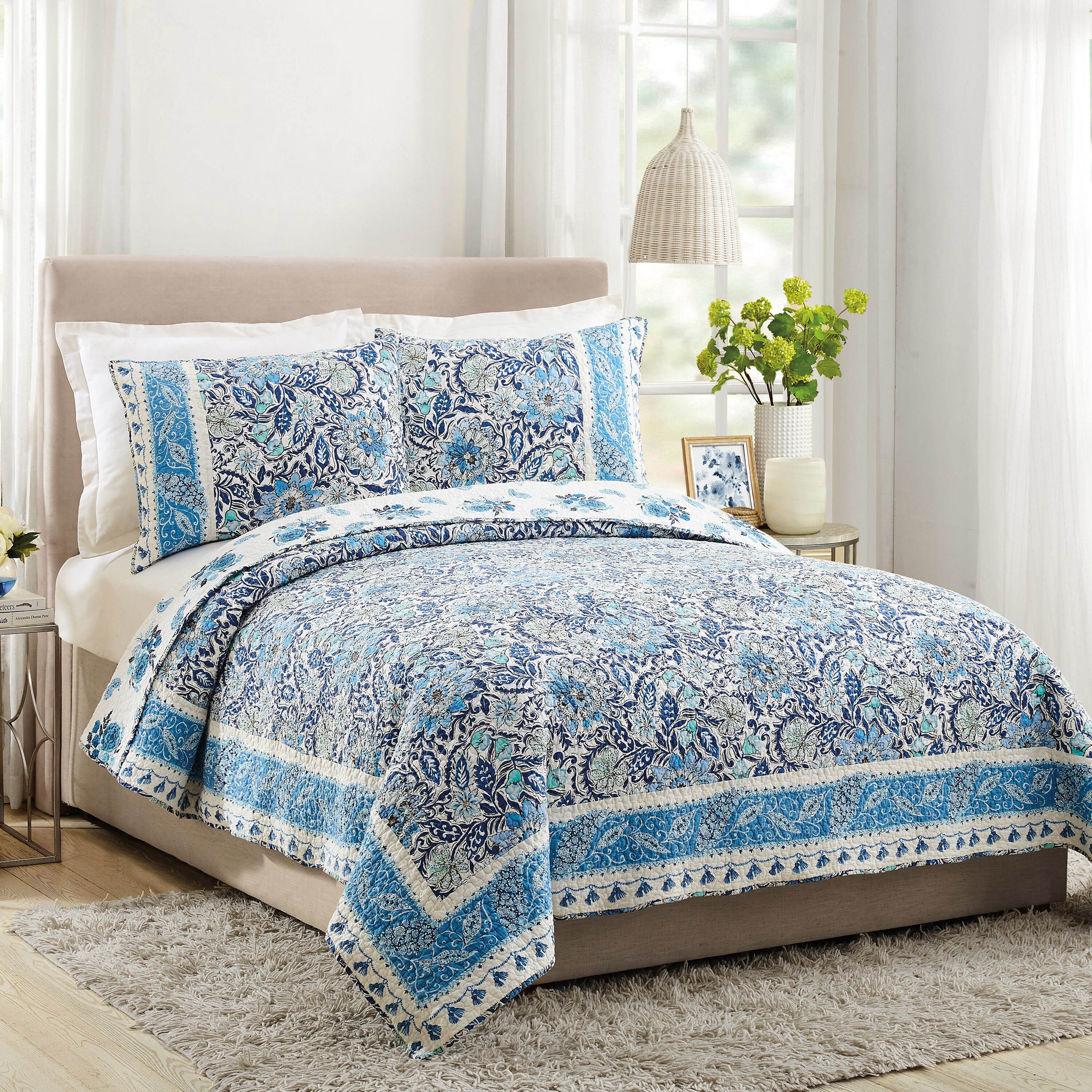 Dena Home Bisou floral 3-Piece Blue King Quilt Set in the Bedding