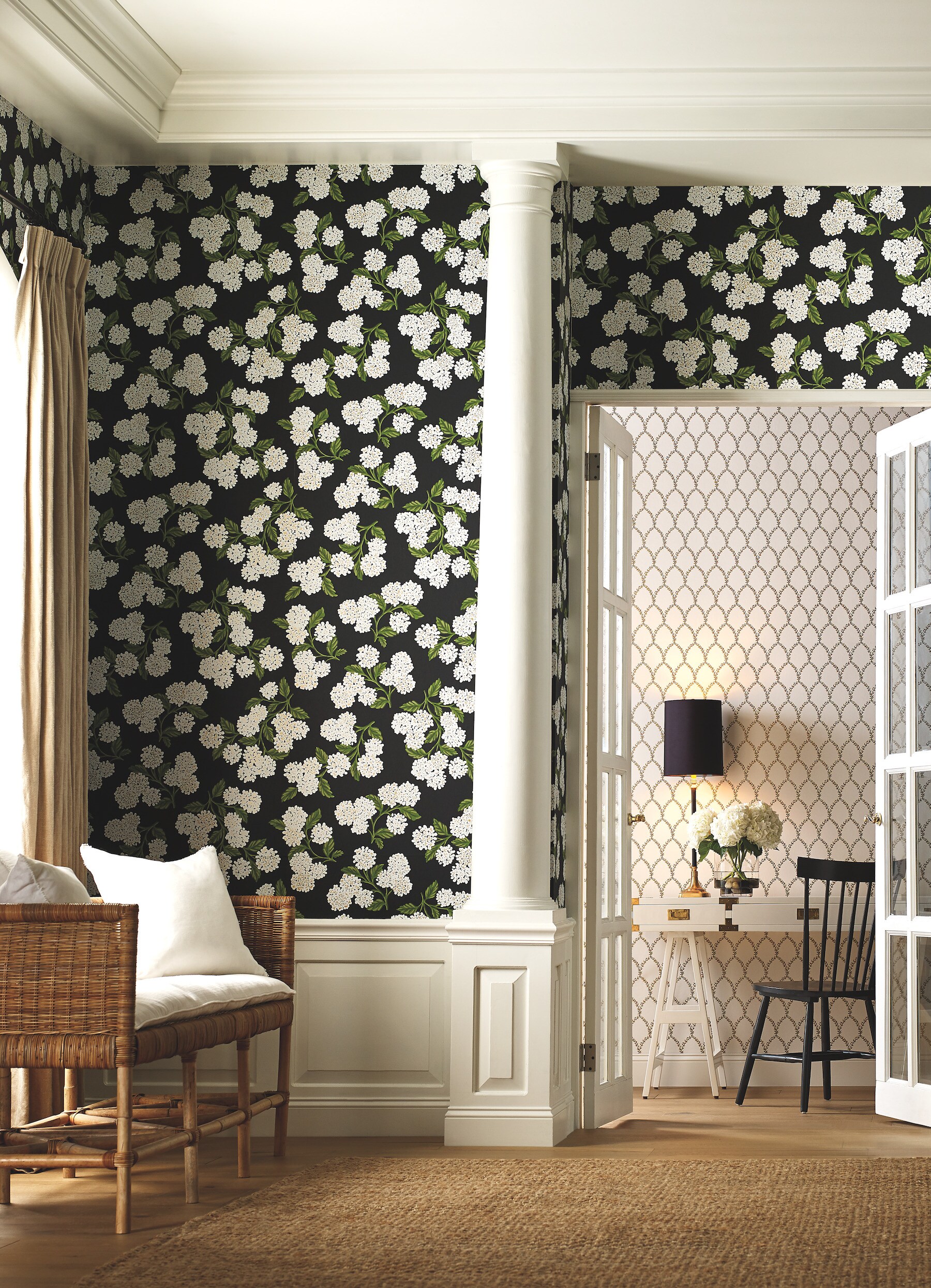 Rifle Paper RI5146 60.8-Sq. Feet Black White Non-woven Ivy/Vines Unpasted Wallpaper