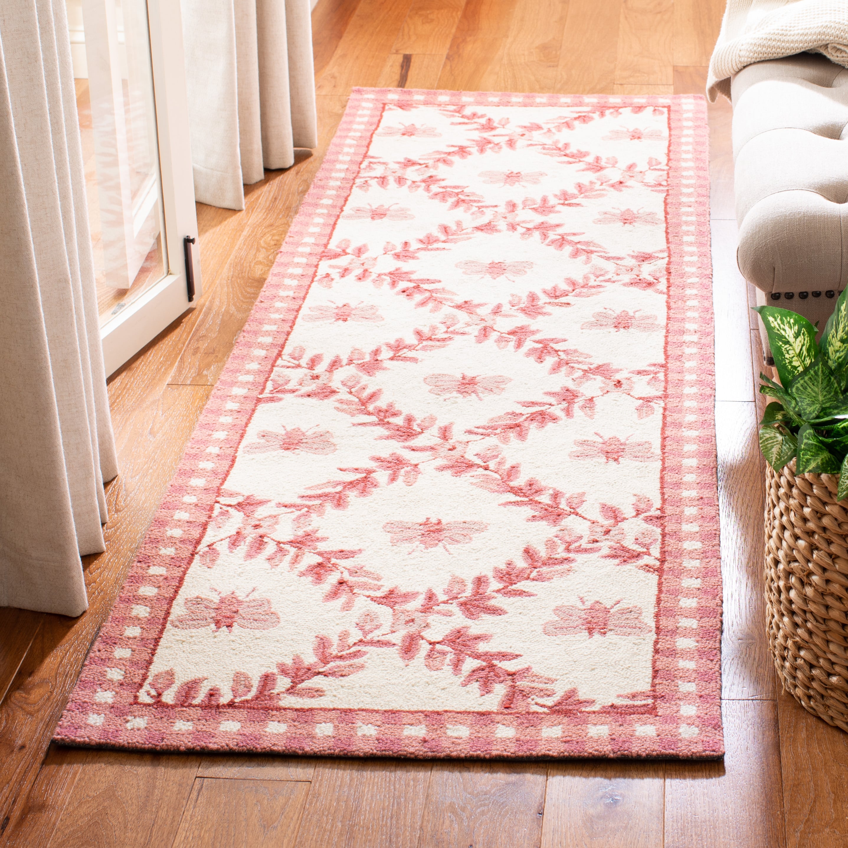 Safavieh HK55C-28 Chelsea Stratford 3 x 8 (ft) Hooked Wool Ivory/Rose Rectangular Indoor Trellis Runner rug
