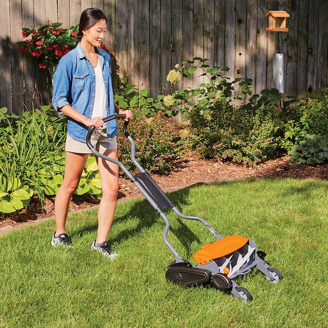 Fiskars 18-Inch Reel Lawn Mower with InertiaDrive Technology, Eco-Friendly  Cutting, StaySharp Cutting System at