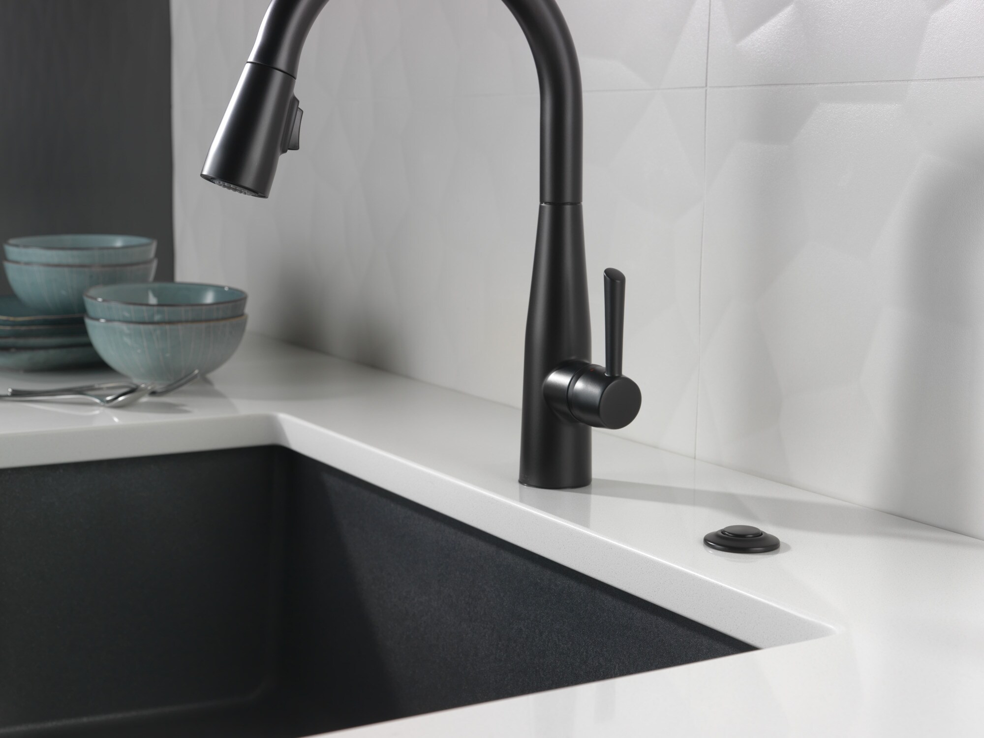 Matte Black Pull-Down Single Handle Kitchen Faucet