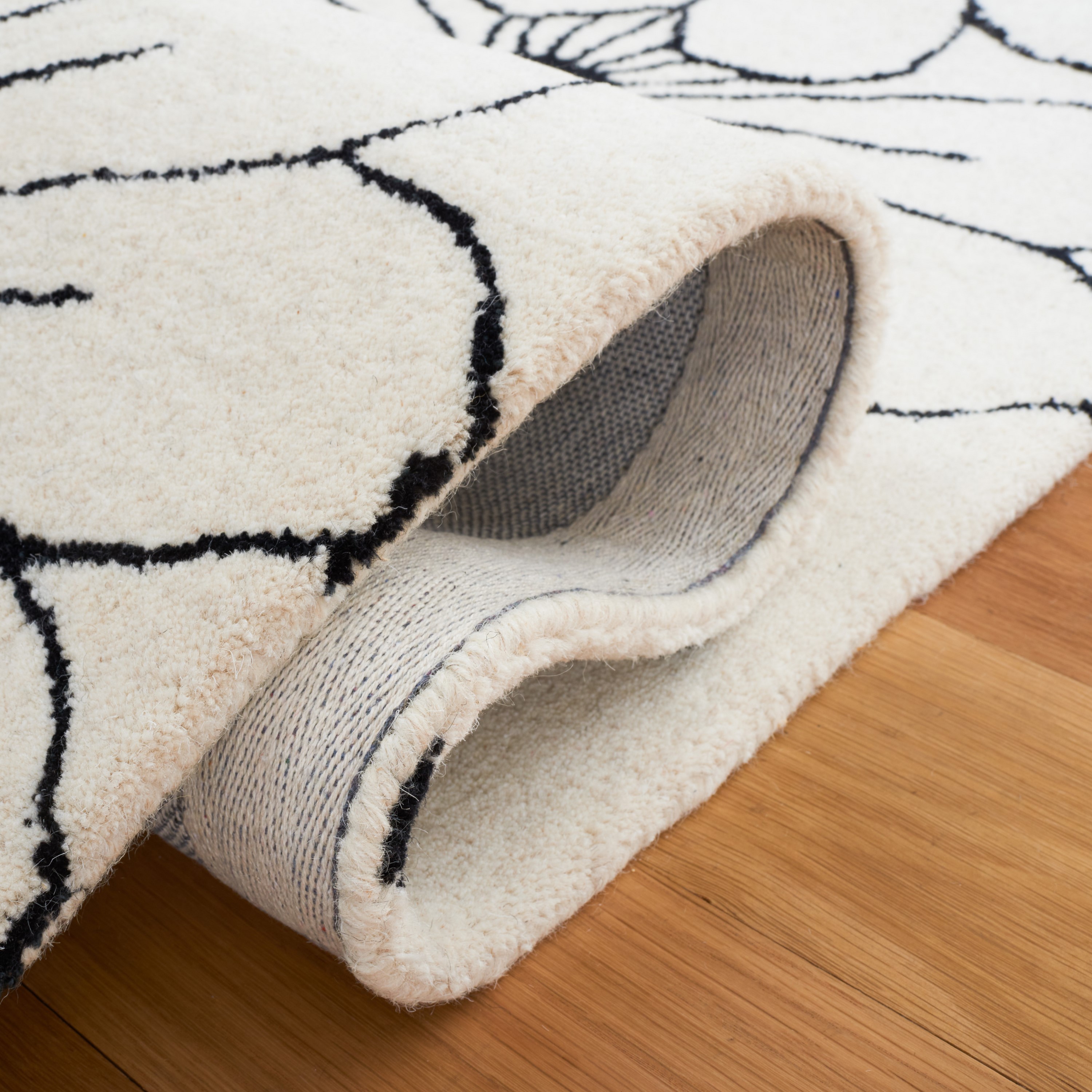 Ivory Handmade Round Tufted Wool and Viscose Rug, 2' x 3'
