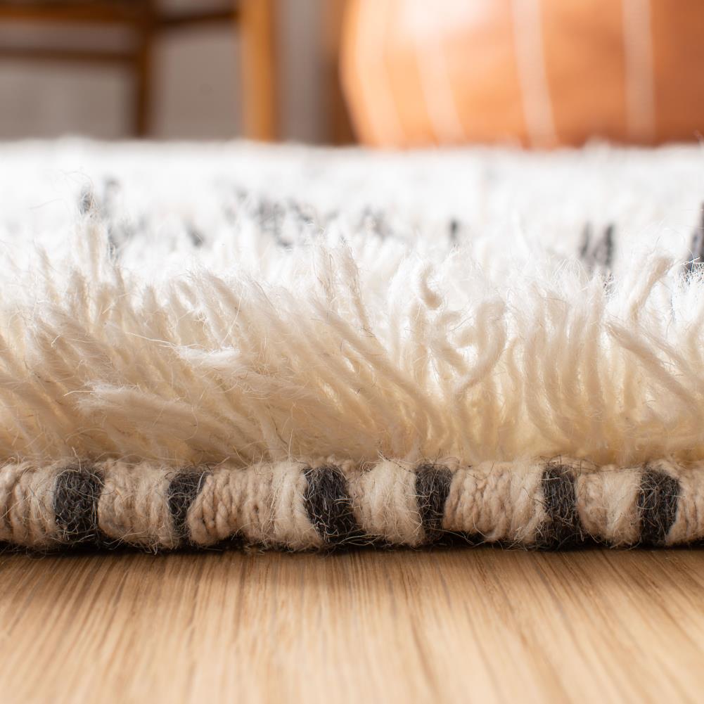 Handmade Ivory Wool Shag 5' x 8' Area Rug with Tasseled Ends