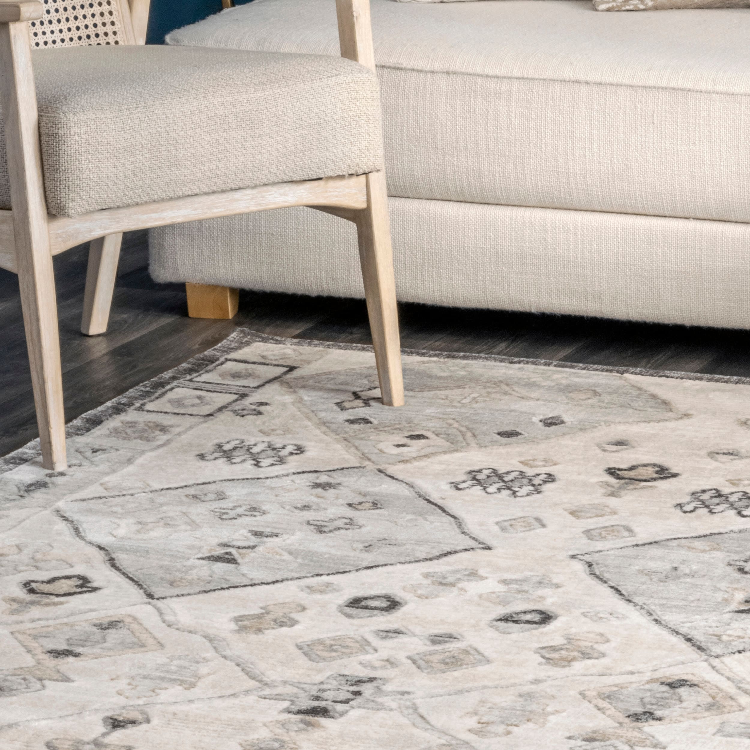 Hunter Ivory and Gray Synthetic Tribal Area Rug 2' x 3'