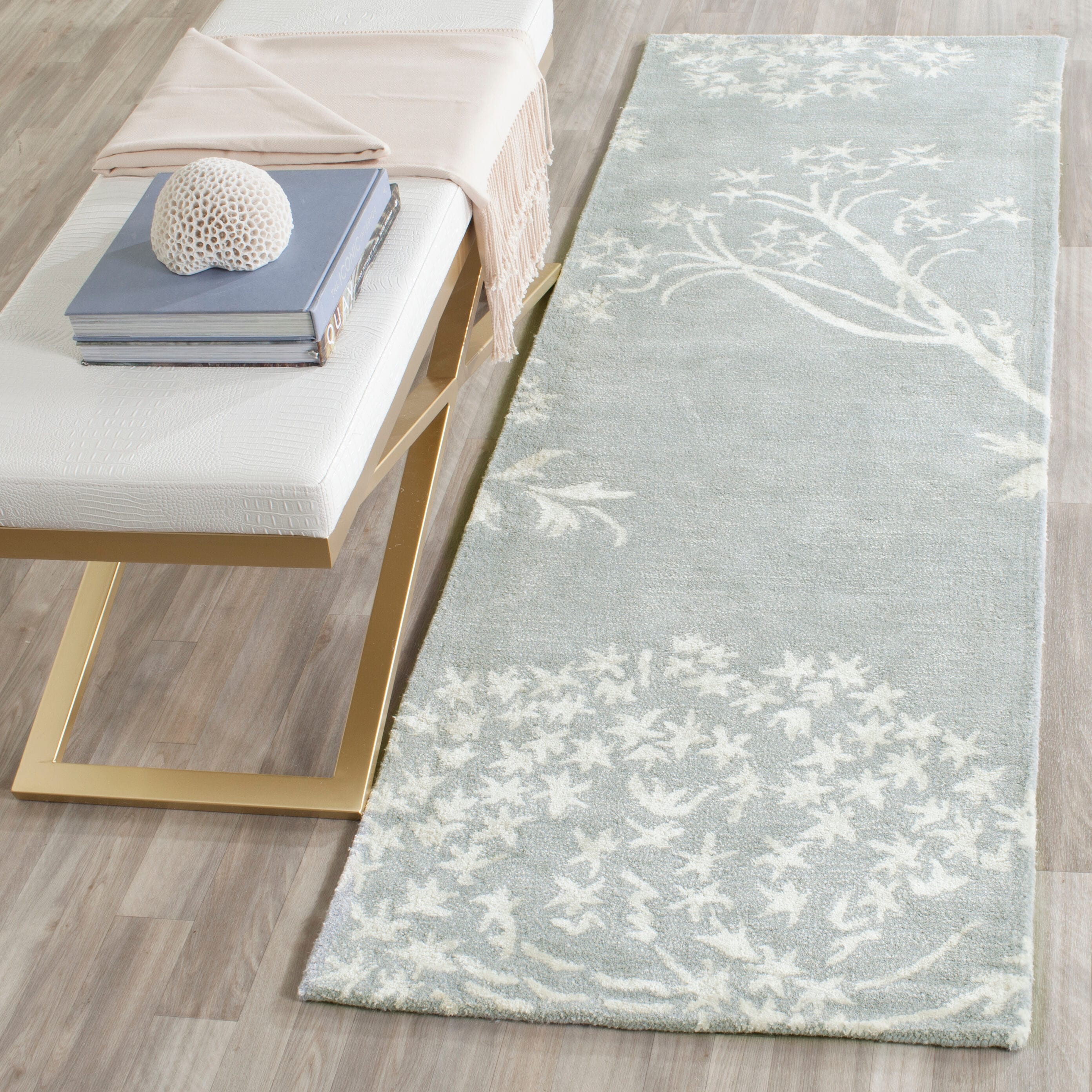 Safavieh BEL131A-27 Bella Lani 2 x 7 (ft) Tufted Synthetic Light Blue/Ivory Rectangular Indoor Floral/Botanical Farmhouse/Cottage Runner rug