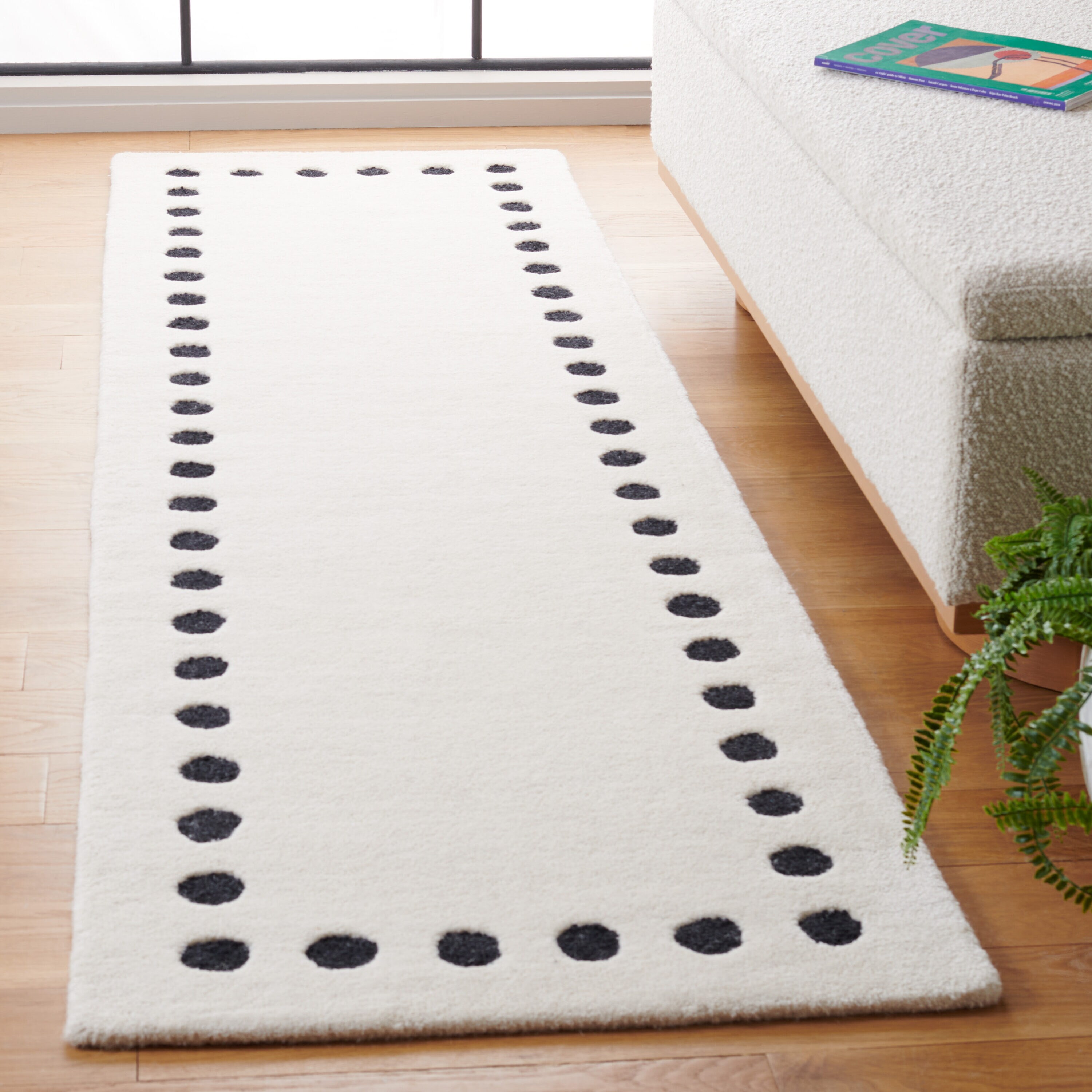  Metro 913 Ivory/Black Contemporary 2ft-3in x 8ft Runner Rug