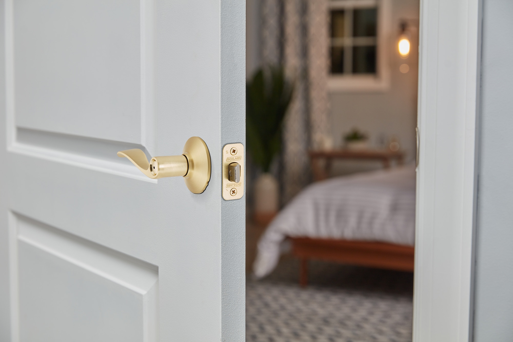 Schlage Accent Satin Brass Interior Bed/Bath Privacy Door Handle in the Door  Handles department at