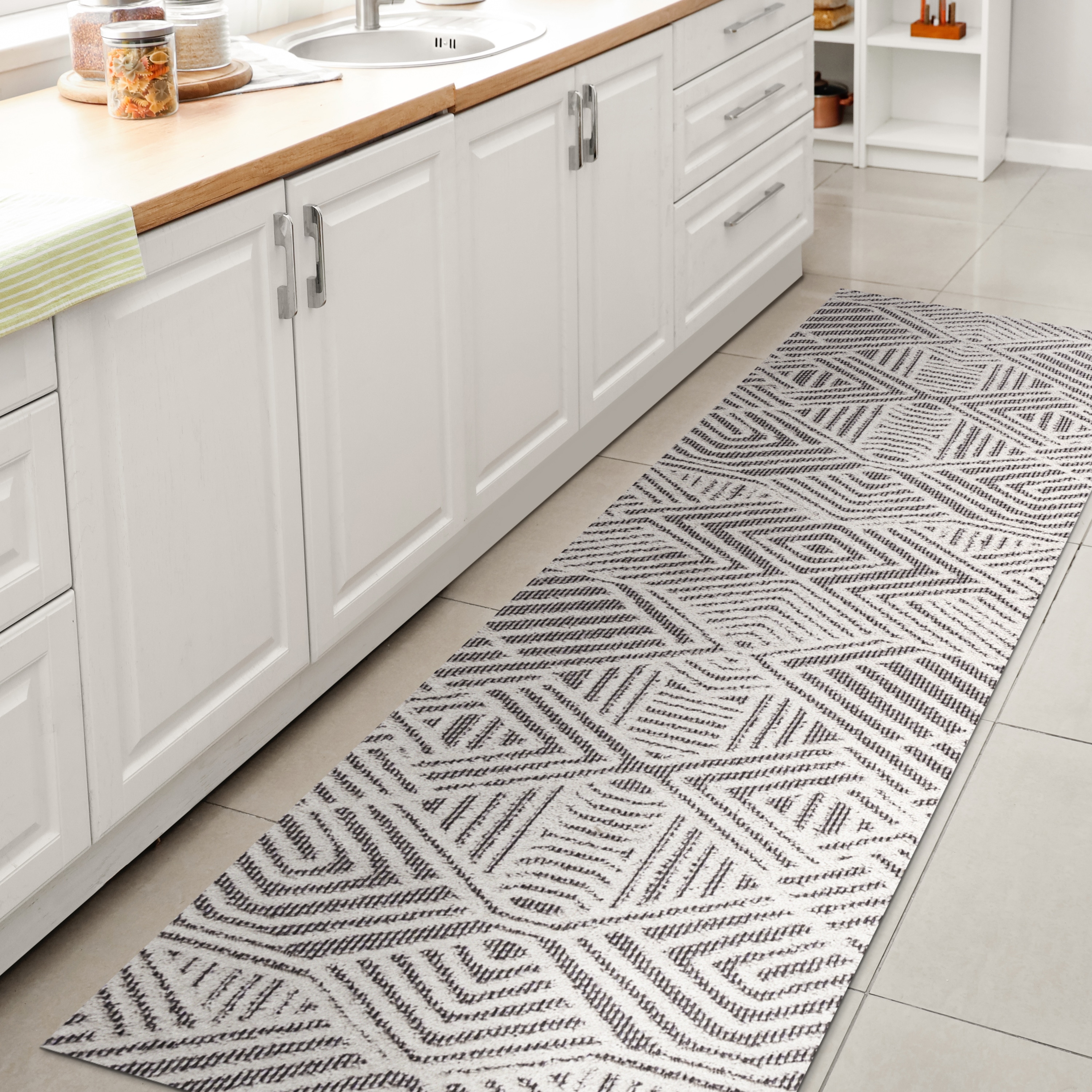 JONATHAN  Y SBH103A-28 South Beach Jordan High-Low Art Deco 2 x 8 (ft) Loomed Polypropylene White/Black Rectangular Indoor/Outdoor Geometric Bohemian/Eclectic Runner rug