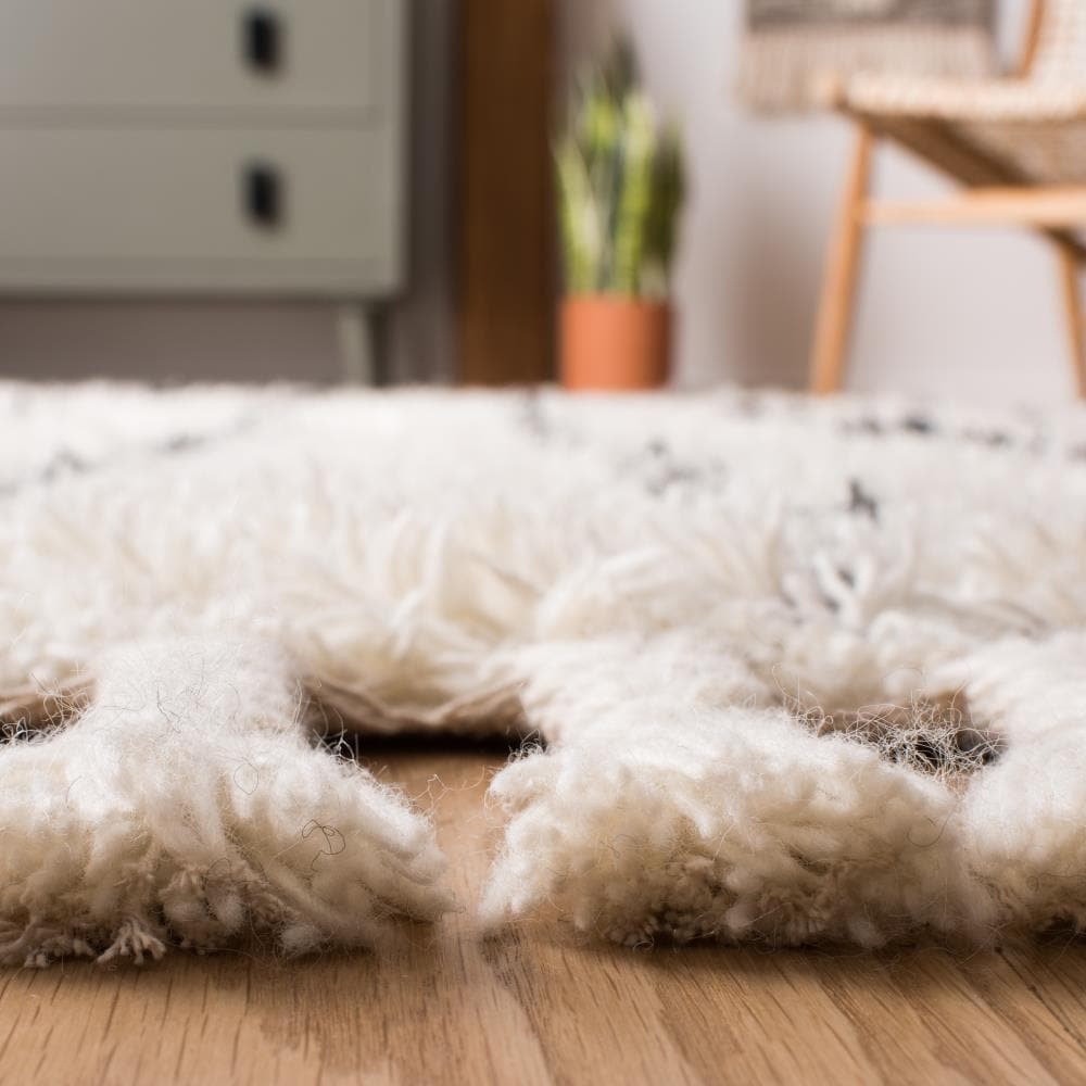 Casablanca Black and Ivory Hand-Tufted Wool Shag Rug 5' x 8'