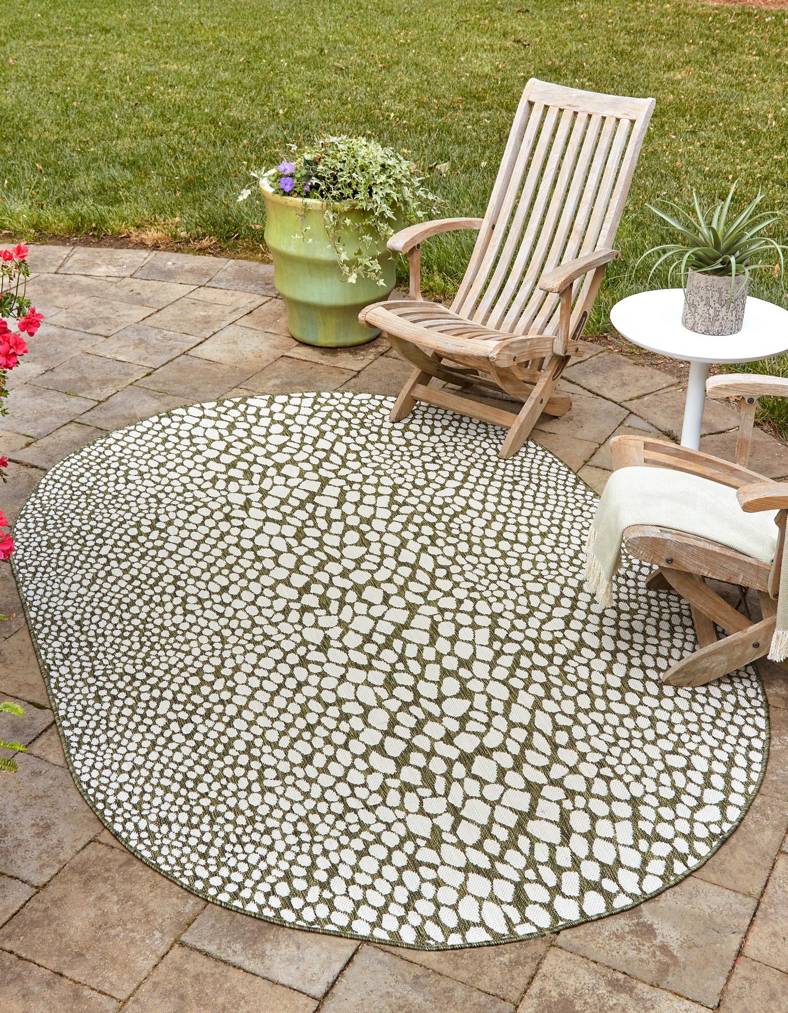Unique Loom 3152824 Jill Zarin Cape Town 5 x 8 (ft) Loomed Polypropylene Green Oval Indoor/Outdoor Animal print Area rug