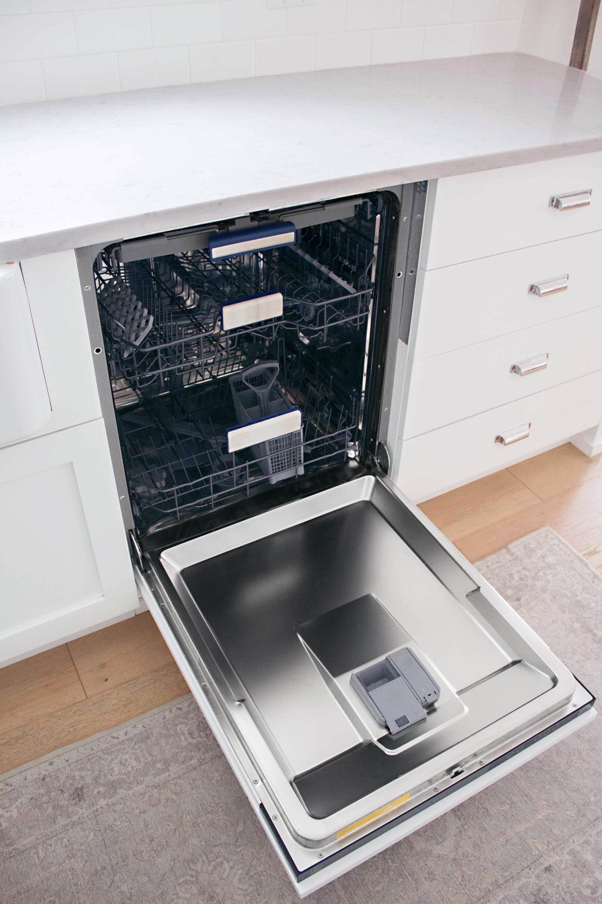 ZLINE KITCHEN & BATH Tallac Top Control 24-in Built-In Dishwasher 