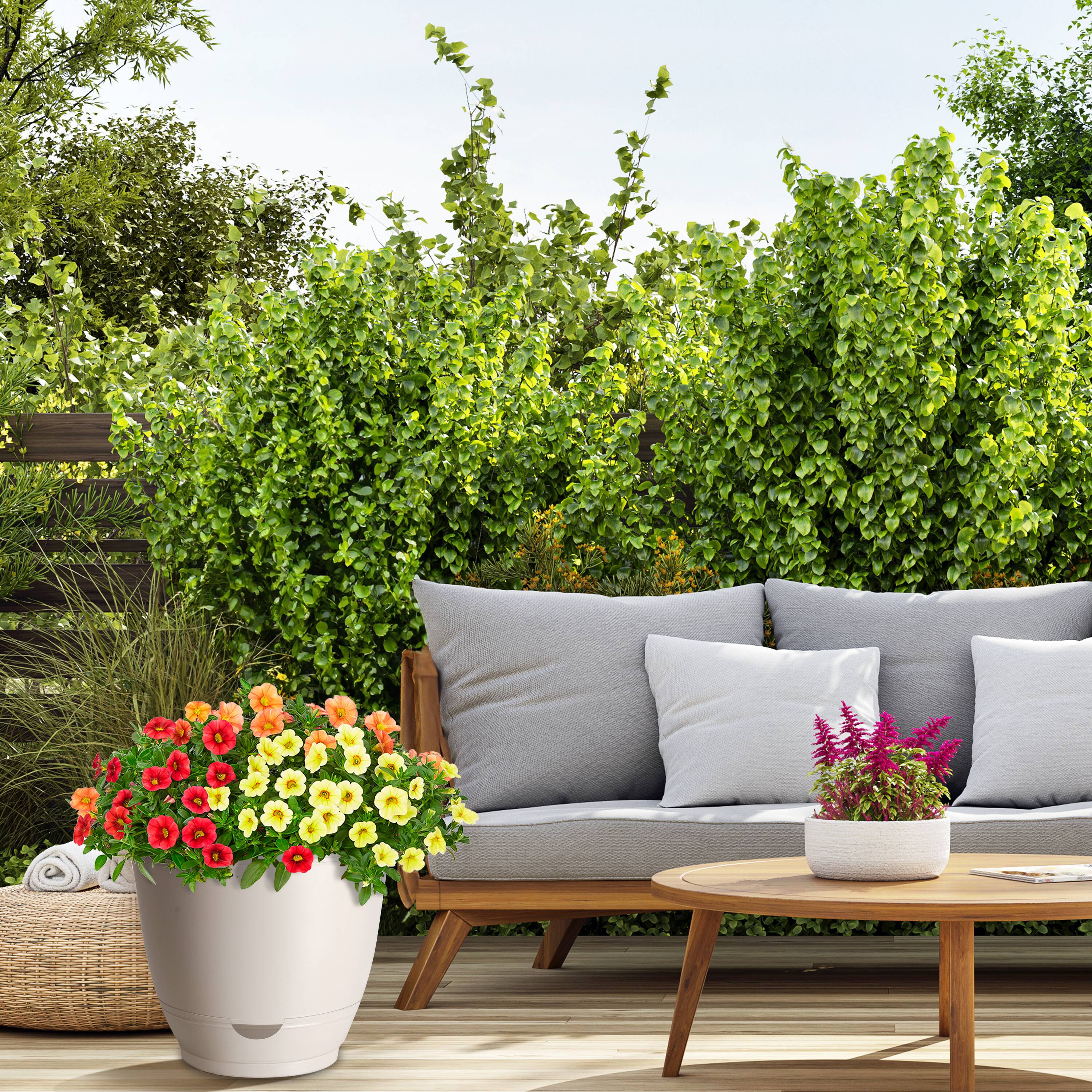 Style Selections  Round Multi-size Off-white Recycled Plastic Indoor/Outdoor Planter Set