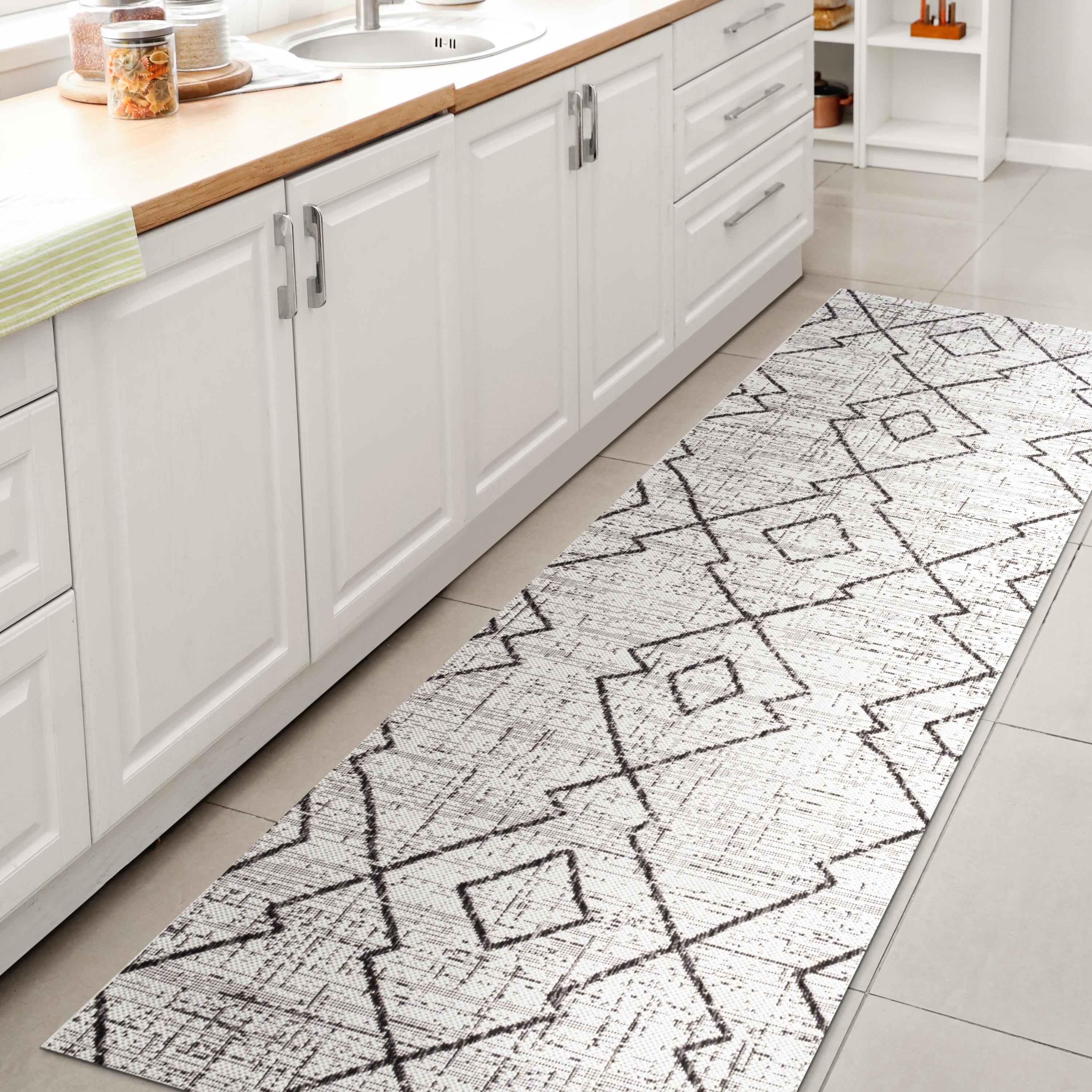 JONATHAN  Y SMB128D-28 Santa Monica Carwa Tribal Diamond 2 x 8 (ft) Loomed Polypropylene Ivory/Black Rectangular Indoor/Outdoor Geometric Bohemian/Eclectic Runner rug