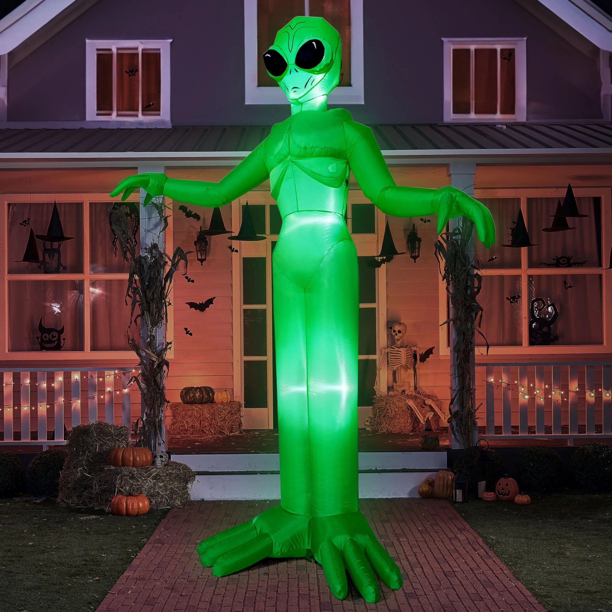 SYNCFUN 9-ft Freestanding Lighted Alien Inflatable In The Outdoor ...