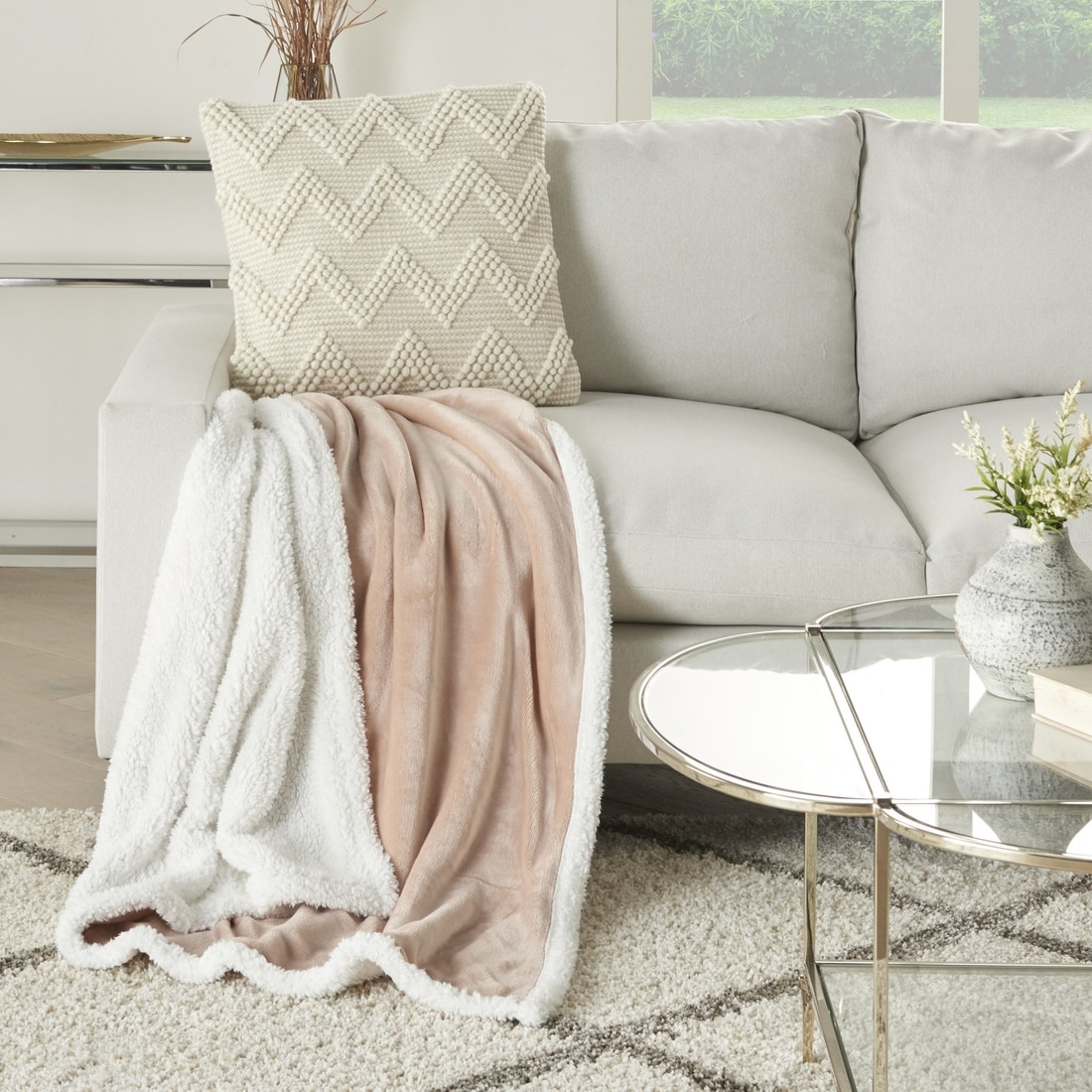 HomeRoots 4000386690 Blush 50-in x 60-in Fleece Throw