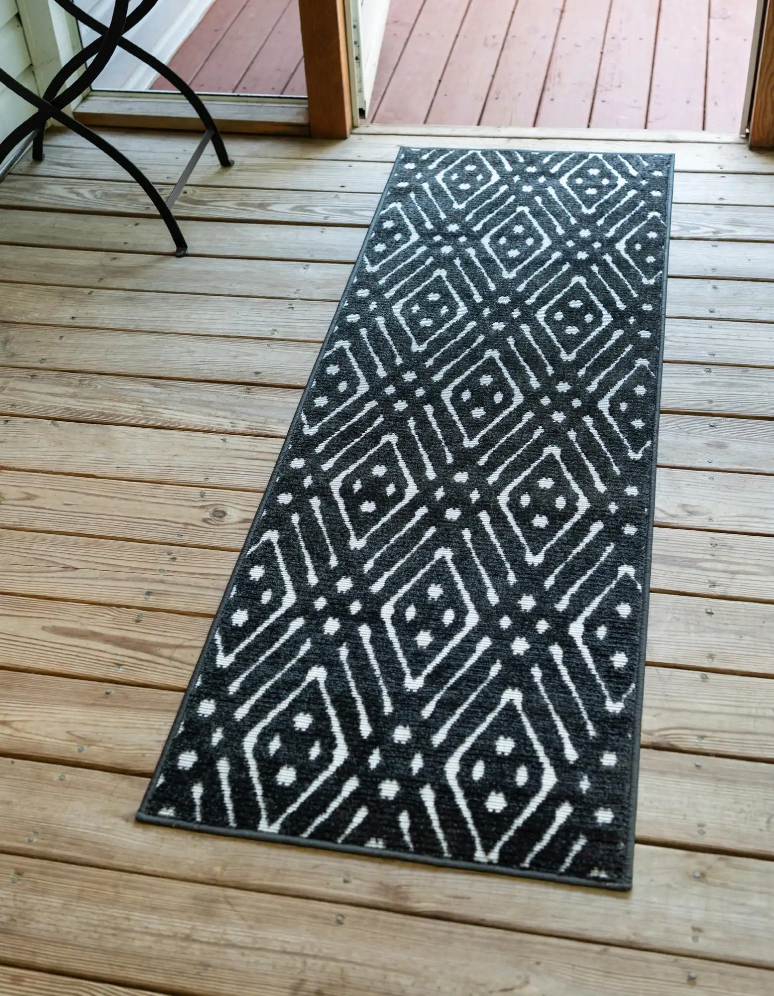 Unique Loom 3146275 Ella Sabrina Soto Outdoor 2 x 6 (ft) Loomed Polypropylene Black Rectangular Indoor/Outdoor Geometric French Country Runner rug
