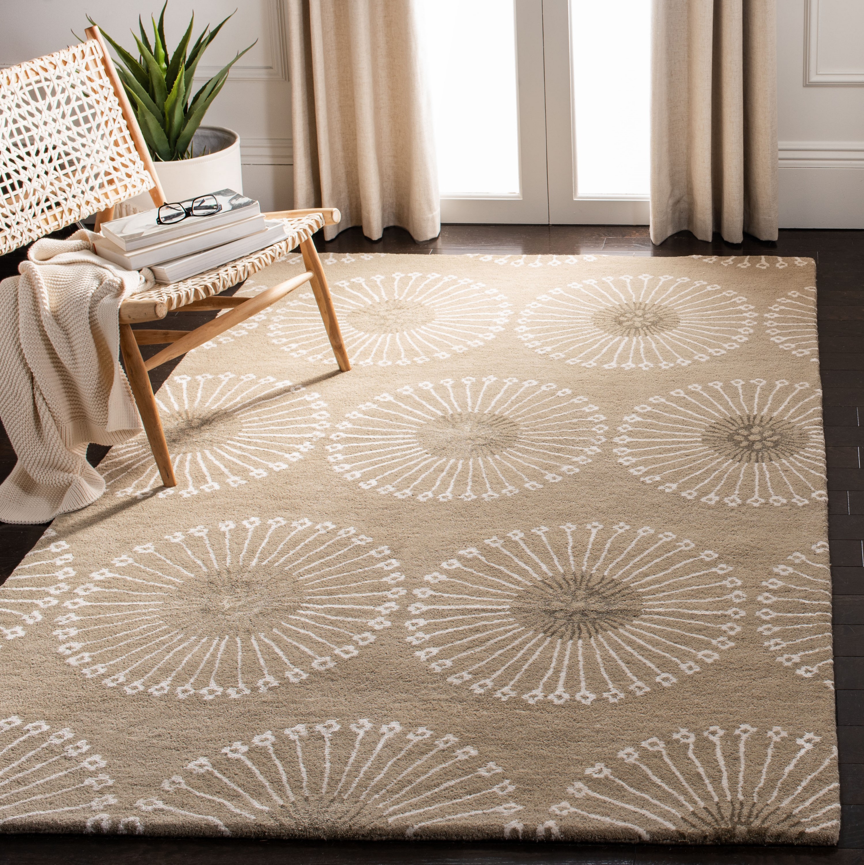 Safavieh SOH821A-4 Soho Kolo 4 x 6 (ft) Tufted Wool Beige/Brown Rectangular Indoor Floral/Botanical Farmhouse/Cottage Area rug