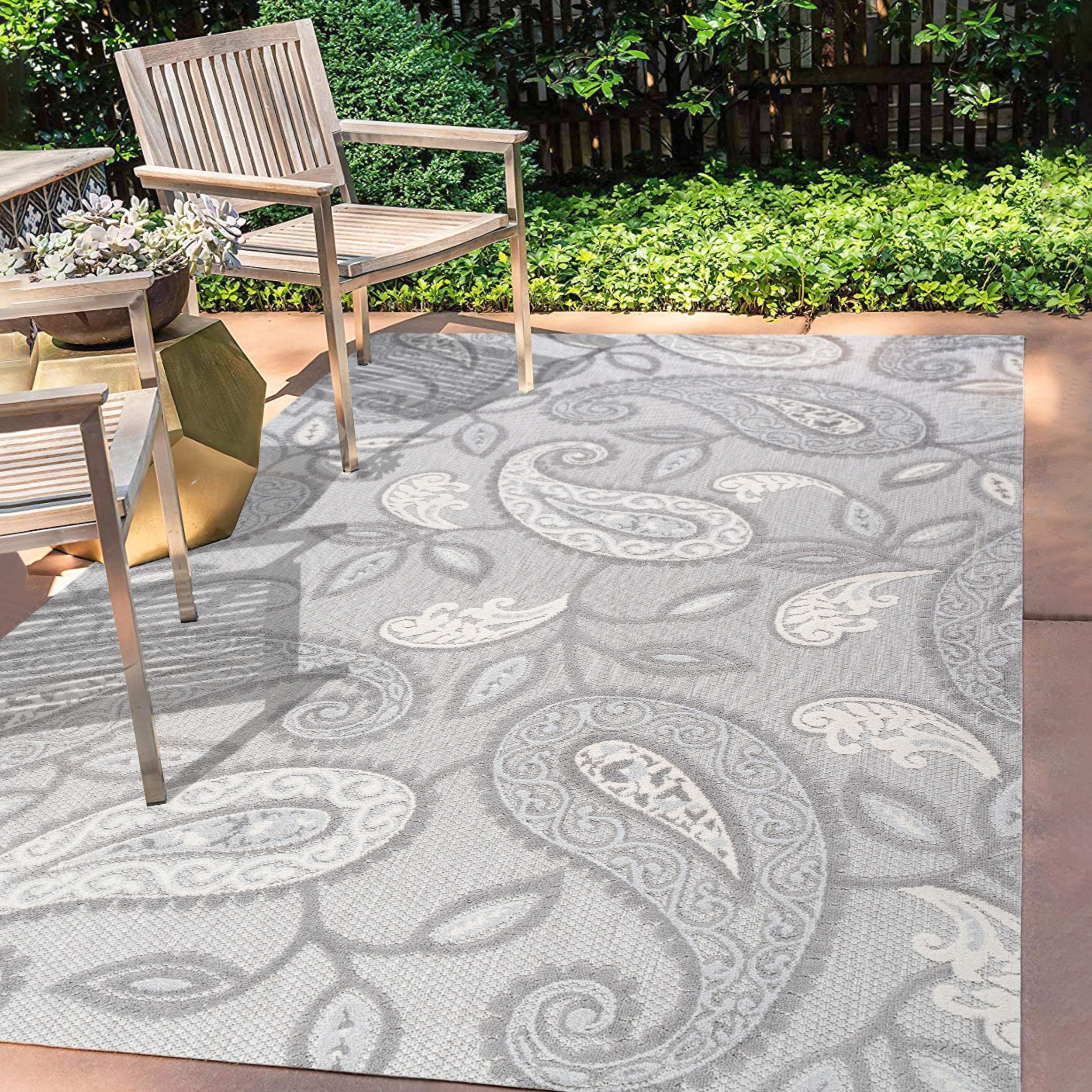 Light Gray and Ivory Paisley Indoor/Outdoor Area Rug 5' x 7'