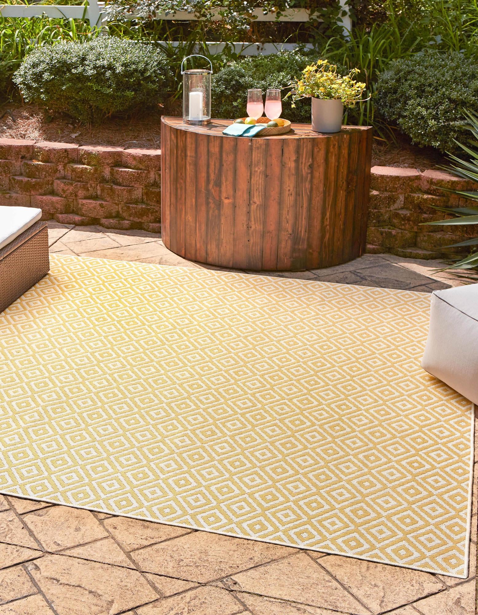 Unique Loom 3152534 Jill Zarin Costa Rica 8 x 8 (ft) Loomed Polypropylene Yellow Ivory Square Indoor/Outdoor Geometric Area rug