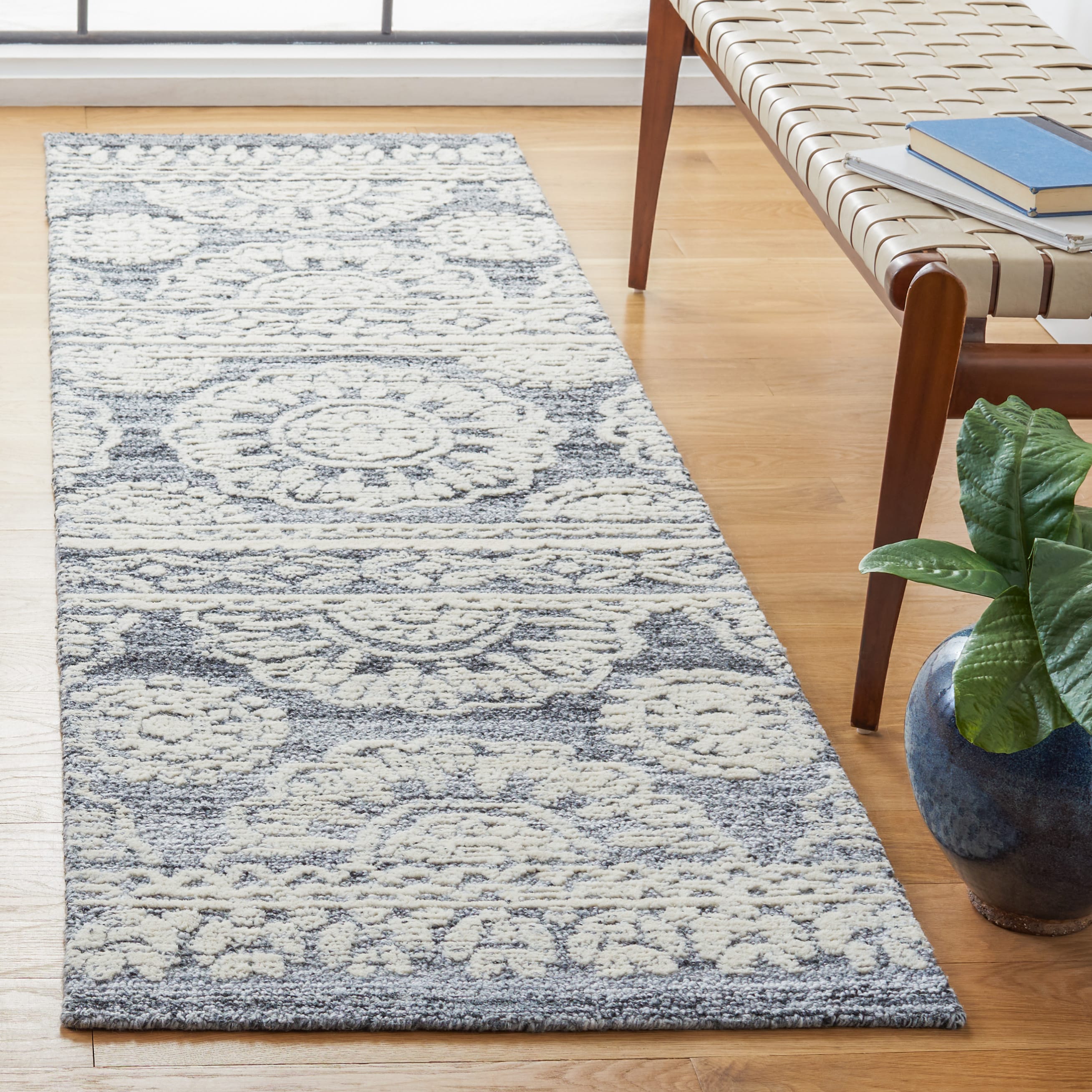  Metro 910 Gray/Ivory Bohemian 2ft-3in x 8ft Runner Rug